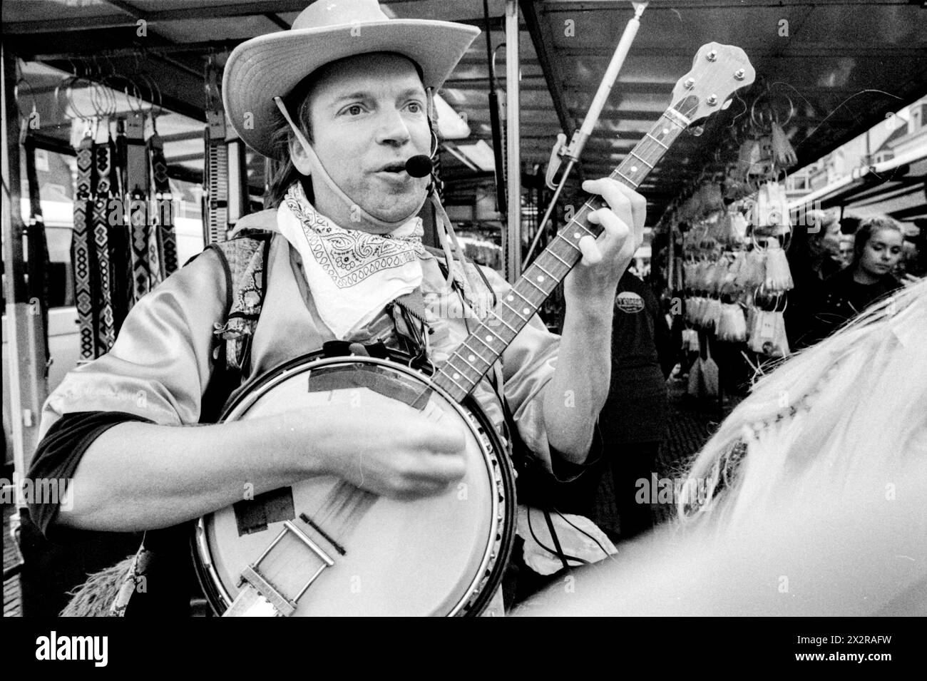 Unterhaltung Cowboy Amateur Cowboy Performer spielt und singt auf dem Wochenmarkt in der Innenstadt, um die Besucher zu unterhalten. Delft, Niederlande. Delft Markt Zuid-Holland Nederland Copyright: XGuidoxKoppesxPhotox Stockfoto