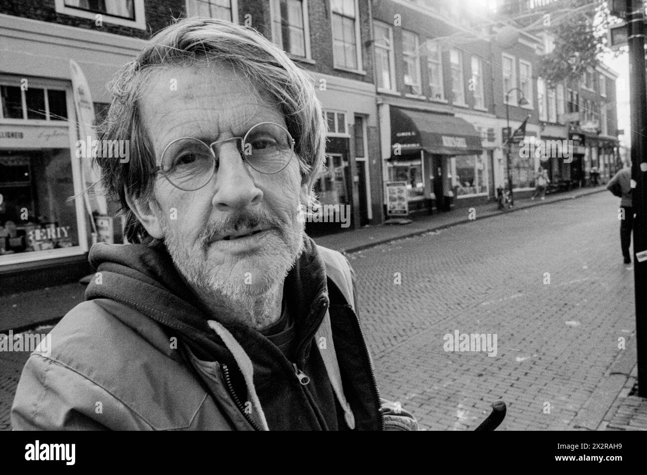Porträt Mann mit Brille Delft, Niederlande. Portait eines erwachsenen kaukasiers, der durch die Straßen von Zwillingen streift. Delft Binnenstad / Grachtengordel Zuid-Holland Nederland Copyright: XGuidoxKoppesxPhotox Stockfoto