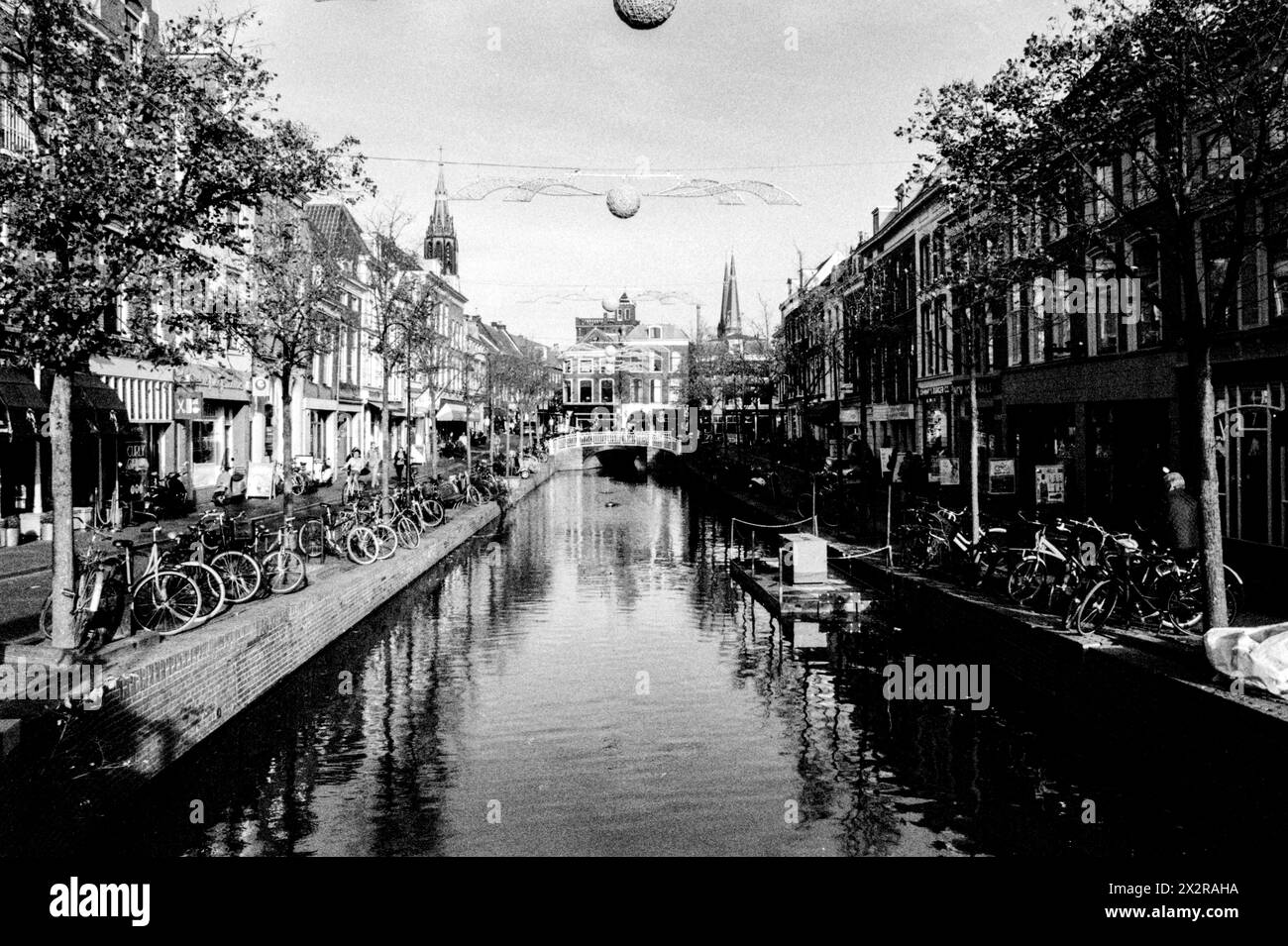 Antike Kanäle Blick auf einen der vielen Kanäle in der Innenstadt von Delft, einem riesigen, historischen Tourismus- und Reiseziel. Delft, Niederlande. Delft Down Town / Canal Zone Zuid-Holland Nederland Copyright: XGuidoxKoppesxPhotox Stockfoto