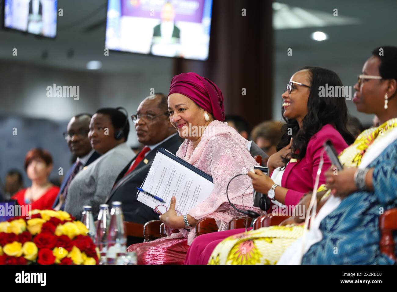 Addis Abeba, Äthiopien. April 2024. Menschen nehmen am 10. Afrika-Regionalforum für nachhaltige Entwicklung in Addis Abeba, Äthiopien, am 23. April 2024 Teil. Die zunehmende Belastung der Staatsverschuldung durch klimabedingte Katastrophen und der schrumpfende haushaltspolitische Spielraum aufgrund des steigenden Finanzierungsbedarfs haben Afrika an einen Scheideweg gebracht, sagte Claver Gatete, Exekutivsekretär der Wirtschaftskommission der Vereinten Nationen für Afrika (UNECA). Quelle: Michael Tewelde/Xinhua/Alamy Live News Stockfoto