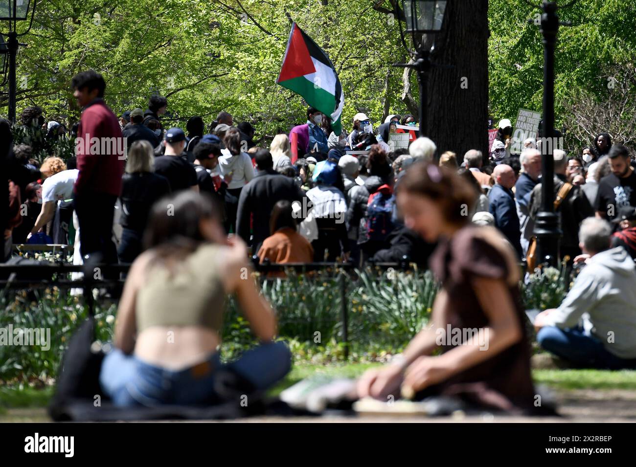 New York, USA. April 2024. Am 23. April 2024 findet im Washington Square Park, gegenüber dem Campus der NYU, New York, NY, ein pro-palästinensischer Protest statt. Am Vorabend wurden mehr als 100 Verhaftungen vorgenommen, als ein anti-israelischer Protest außerhalb der Stern Business School der New York University gewalttätig wurde. (Foto: Anthony Behar/SIPA USA) Credit: SIPA USA/Alamy Live News Stockfoto