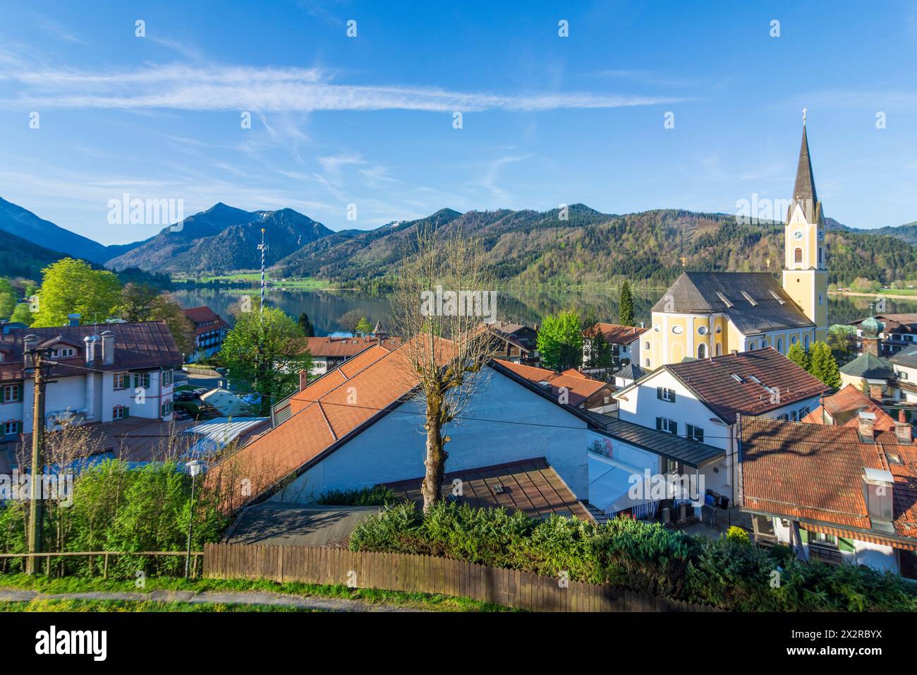 Schliersee: Stadt und See Schliersee, Kirche St. Sixtus, Alpen in Oberbayern, Tegernsee Schliersee, Oberbayern, Bayern, Bayern, Deutschland Stockfoto