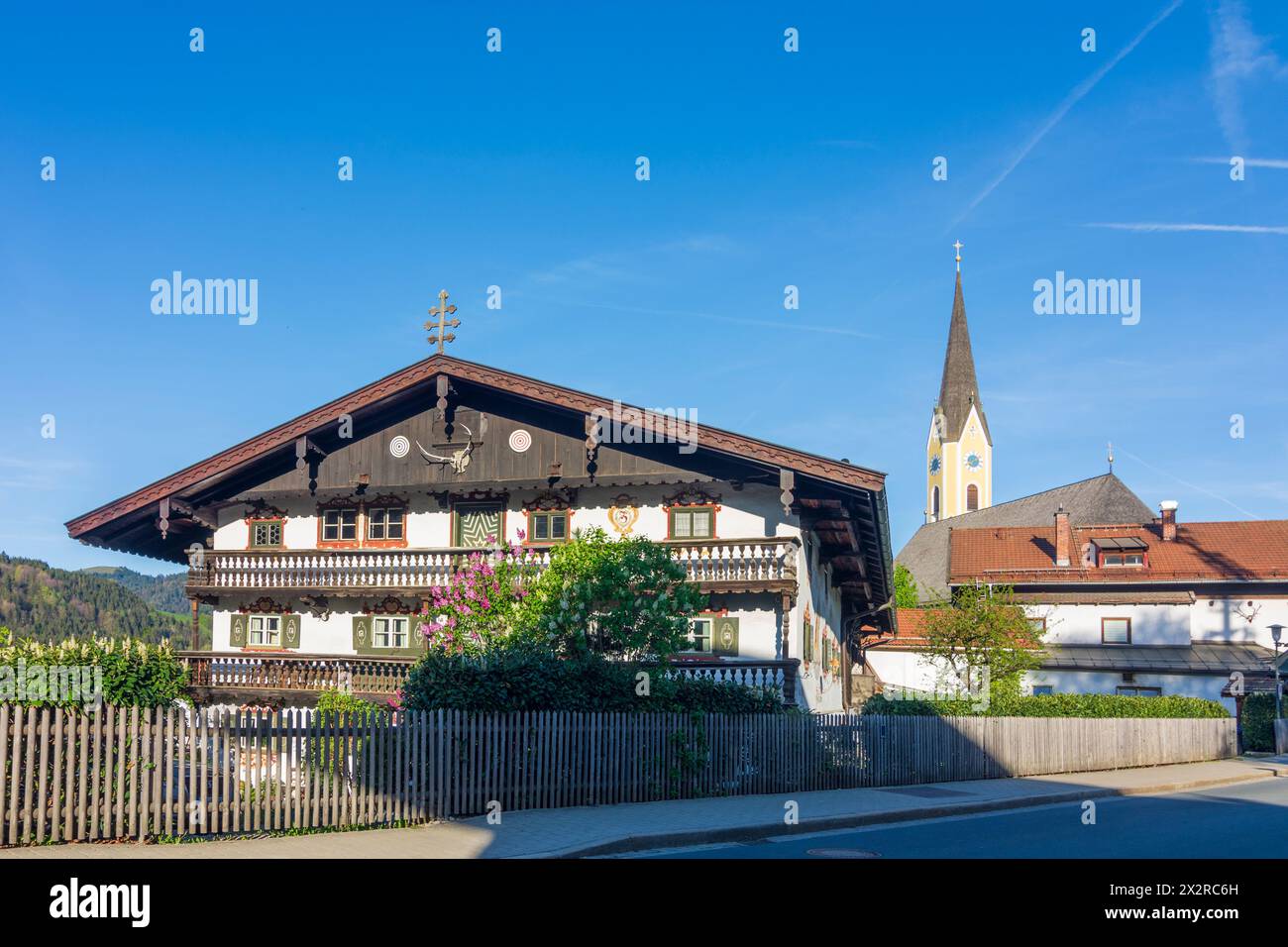 Schliersee: Kirche St. Sixtus, Holzhaus in Oberbayern, Tegernsee Schliersee, Oberbayern, Bayern, Bayern, Deutschland Stockfoto