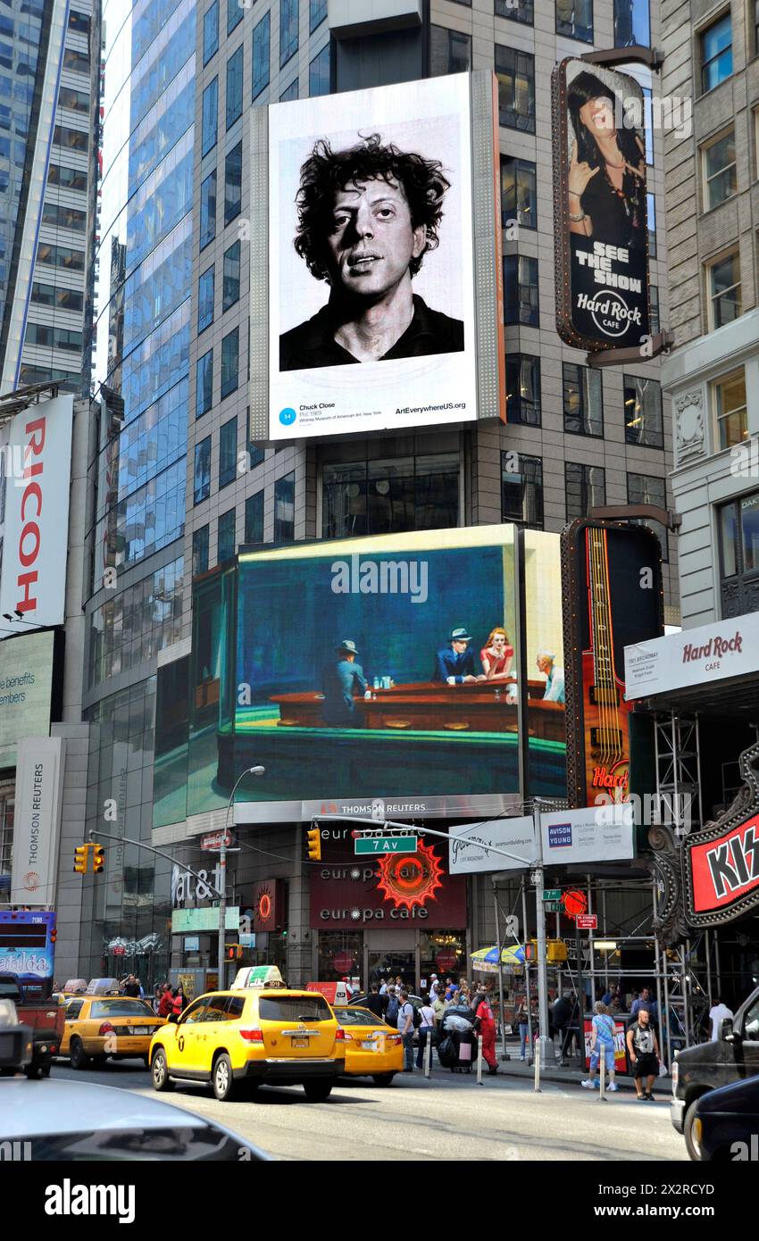 Fine Art ist von Chuck Close und Edward Hopper auf digitalen Werbeanzeigen am Times Square während der Art Everywhere-Veranstaltung in Manhattan, New York, USA Stockfoto