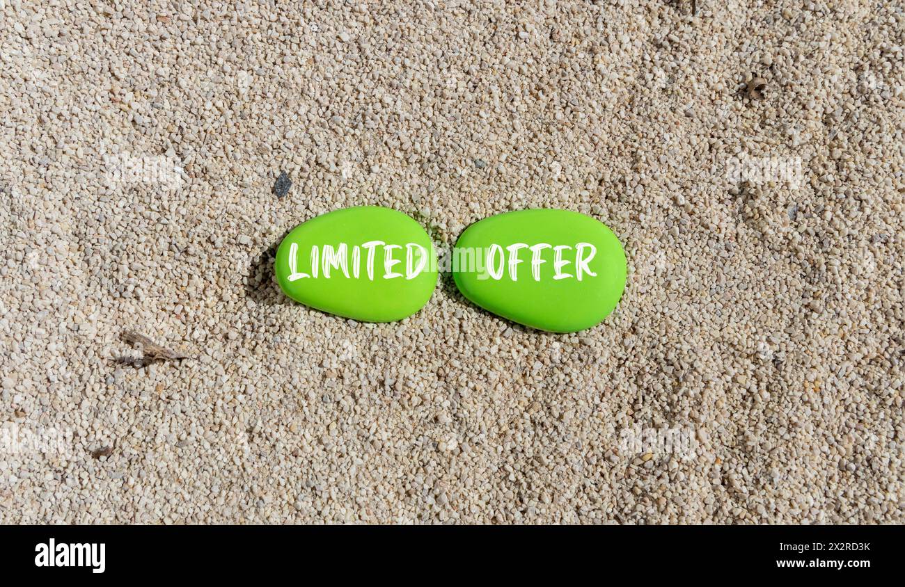 Symbol für begrenztes Angebot. Concept Words begrenztes Angebot für schönen grünen Stein. Wunderschöner Strand mit Meer und Sand. Business Marketing, Motivational Limi Stockfoto