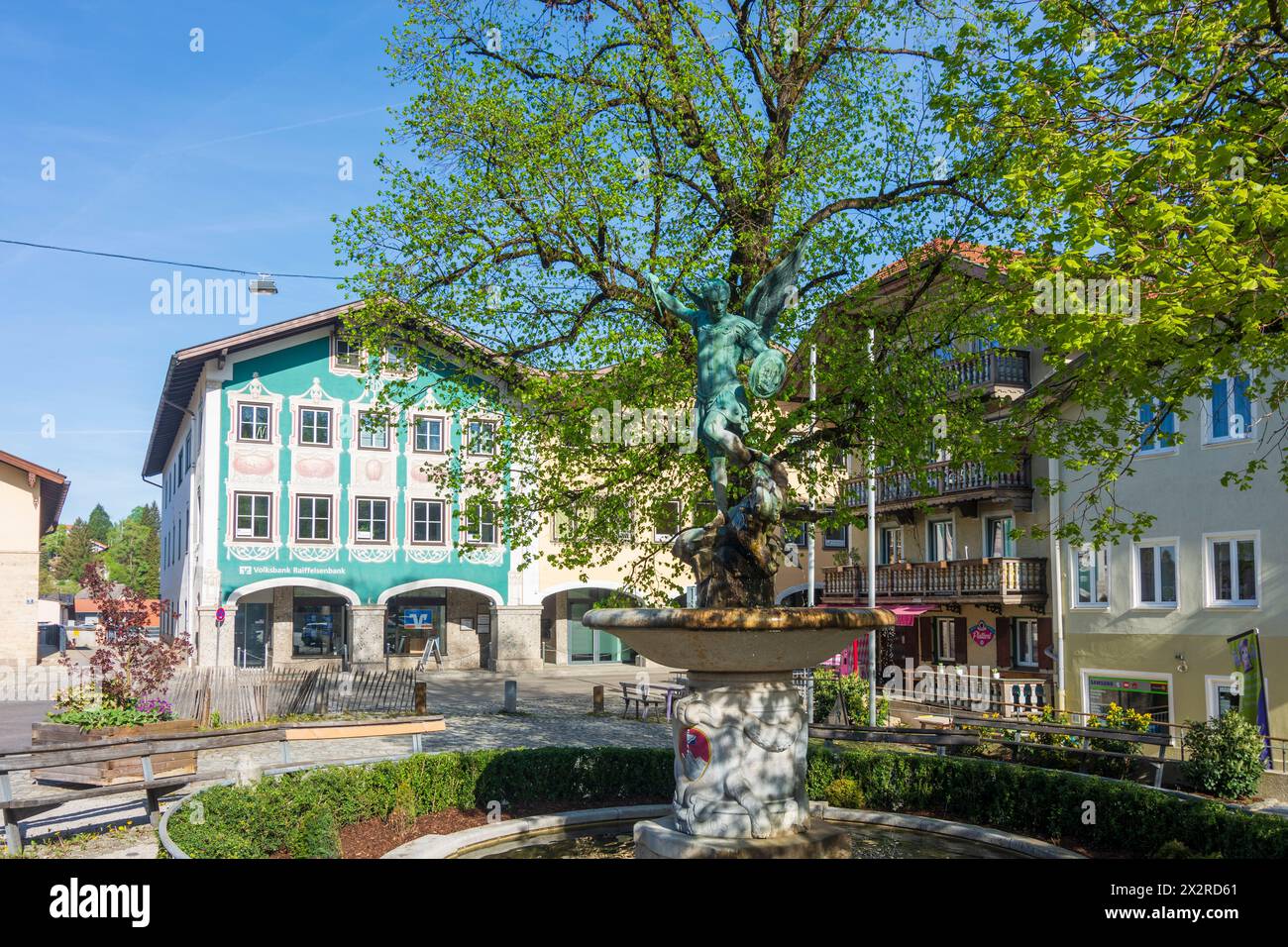 Miesbach: Platz Stadtplatz,. Brunnen Michaelsbrunnen in Oberbayern, Tegernsee Schliersee, Oberbayern, Bayern, Bayern, Deutschland Stockfoto