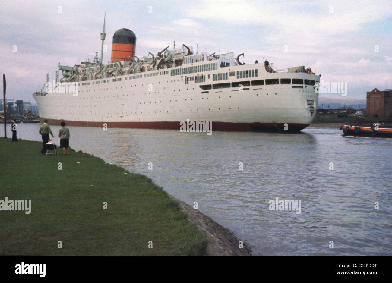 RMS Franconia fotografiert von Ferry Green, Renfrew. 26. September 1963. Gebaut als RMS Ivernia von John Brown & Co, Clydebank, startete 1954. 1963 wurde RMS Franconia umbenannt. 1973 wurde er in SS Fedor Shalyapin umbenannt. Verschrottet in Alang, Indien, 2004. Stockfoto