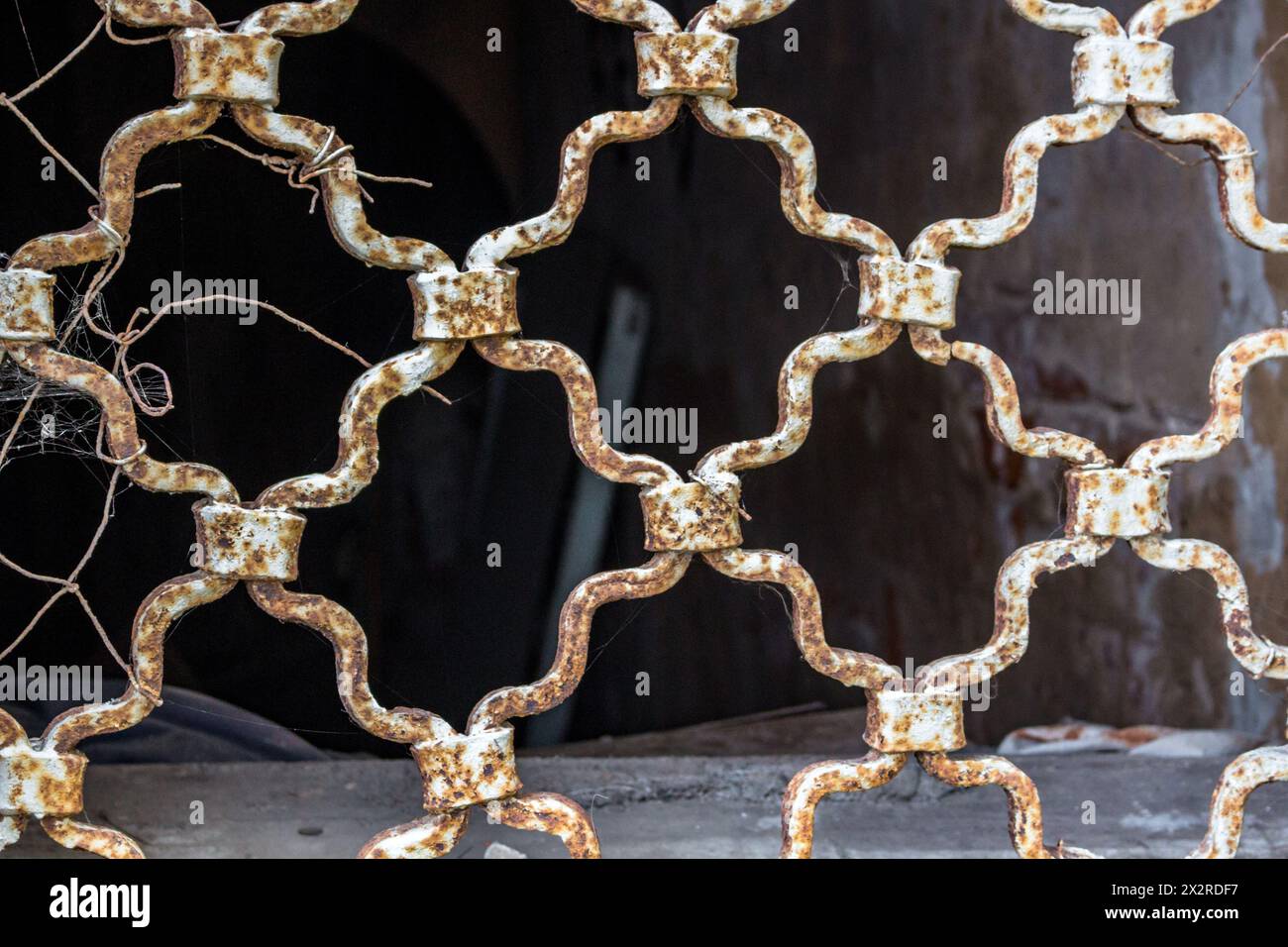 Geschmiedeter Fenstergrill eines alten verlassenen Hauses. Borovsk, Russland Stockfoto