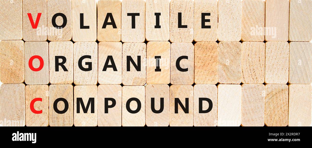 VOC-Symbol für flüchtige organische Verbindungen. Konzeptworte VOC flüchtige organische Verbindung auf schönen Holzblöcken. Schöner Holzhintergrund. Geschäftliche VO Stockfoto