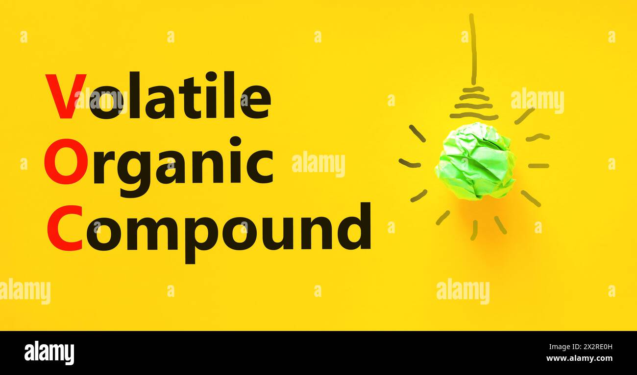 VOC-Symbol für flüchtige organische Verbindungen. Konzeptworte VOC flüchtige organische Verbindung auf wunderschönem gelbem Papier. Schöner gelber Hintergrund. Geschäftliche VOC Stockfoto
