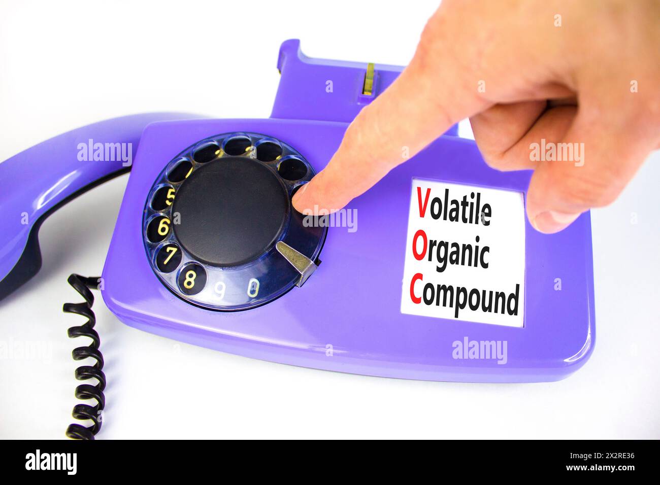 VOC-Symbol für flüchtige organische Verbindungen. Konzeptworte VOC flüchtige organische Verbindung auf schönen alten Diskettentelefonen. Schöner weißer Hintergrund. Geschäftliche VO Stockfoto