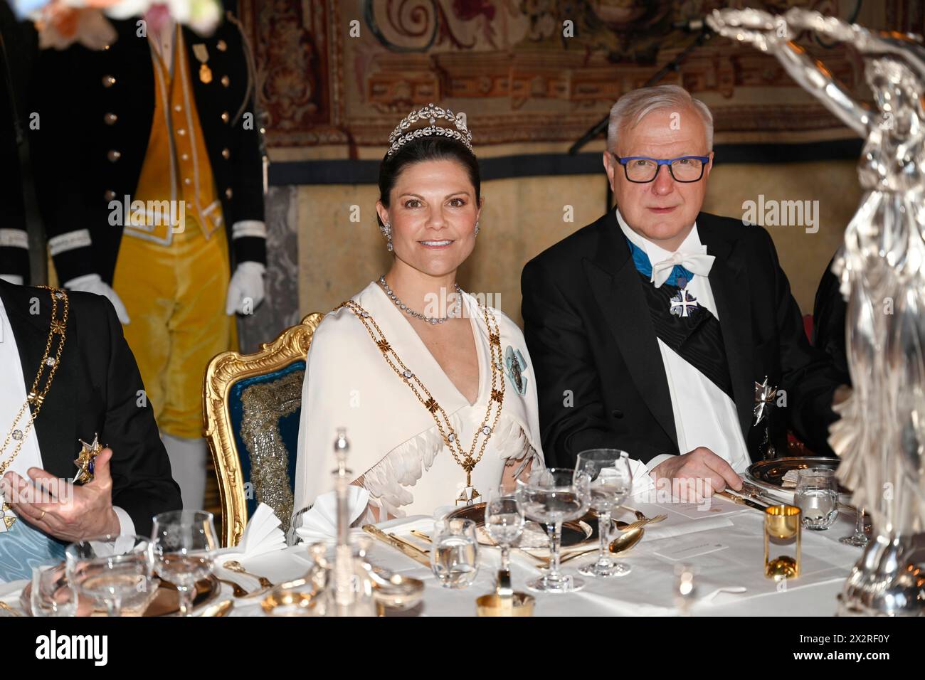 Stockholm, Schweden. April 2024. STOCKHOLM, SCHWEDEN 20240423 Kronprinzessin Victoria und Vorsitzender der Bank von Finnland, Olli Rehn während des Galadinners des Königspaares im Stockholmer Palast für das finnische Präsidentenpaar, das sich auf einem zweitägigen Staatsbesuch befindet. Foto: Fredrik Sandberg/TT/Code 10080 Credit: TT News Agency/Alamy Live News Stockfoto