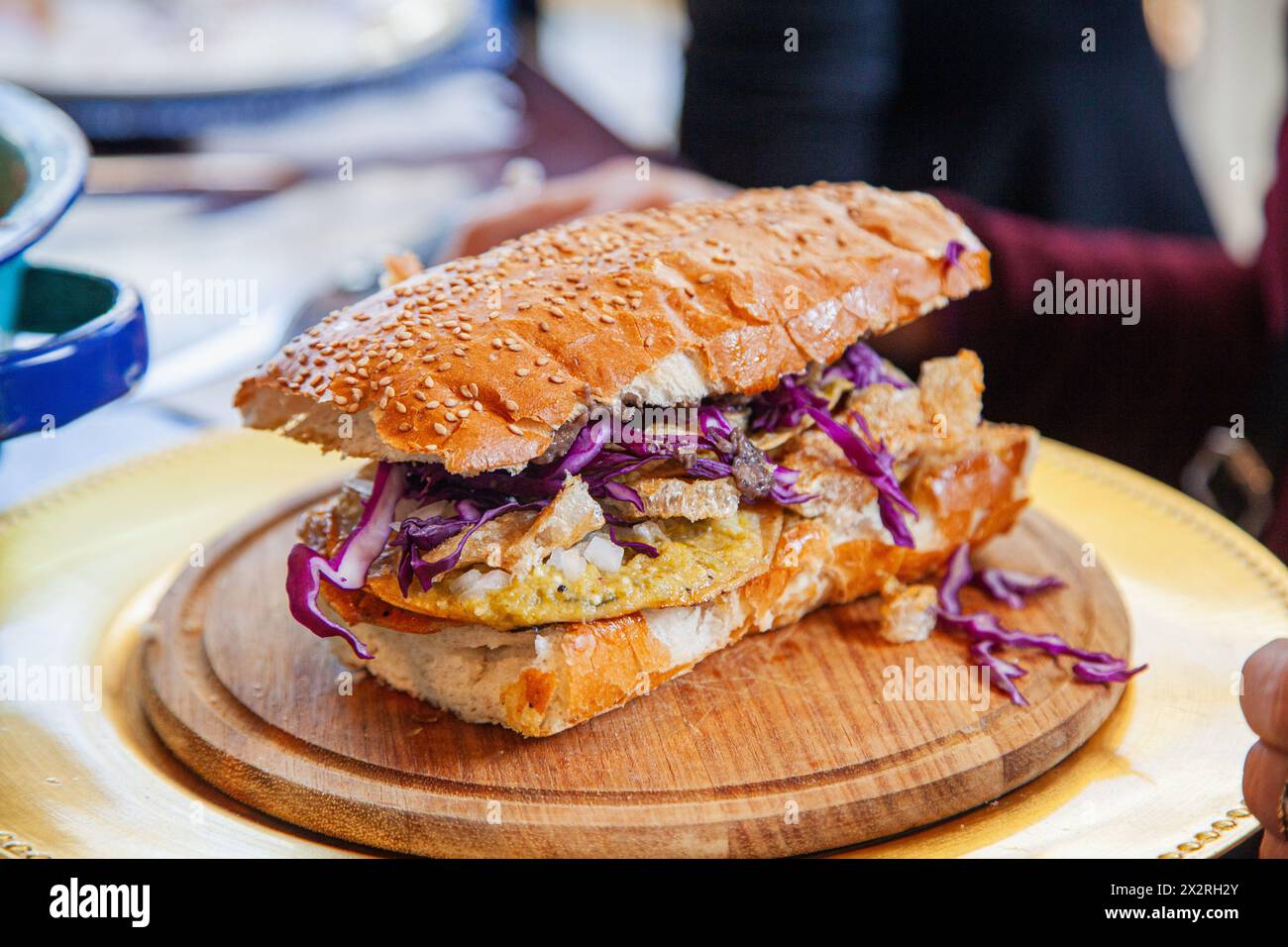 Köstlicher Kuchen gefüllt mit Schweineknetzen und begleitet von frischer Sauce mit ein wenig Gewürz. Stockfoto