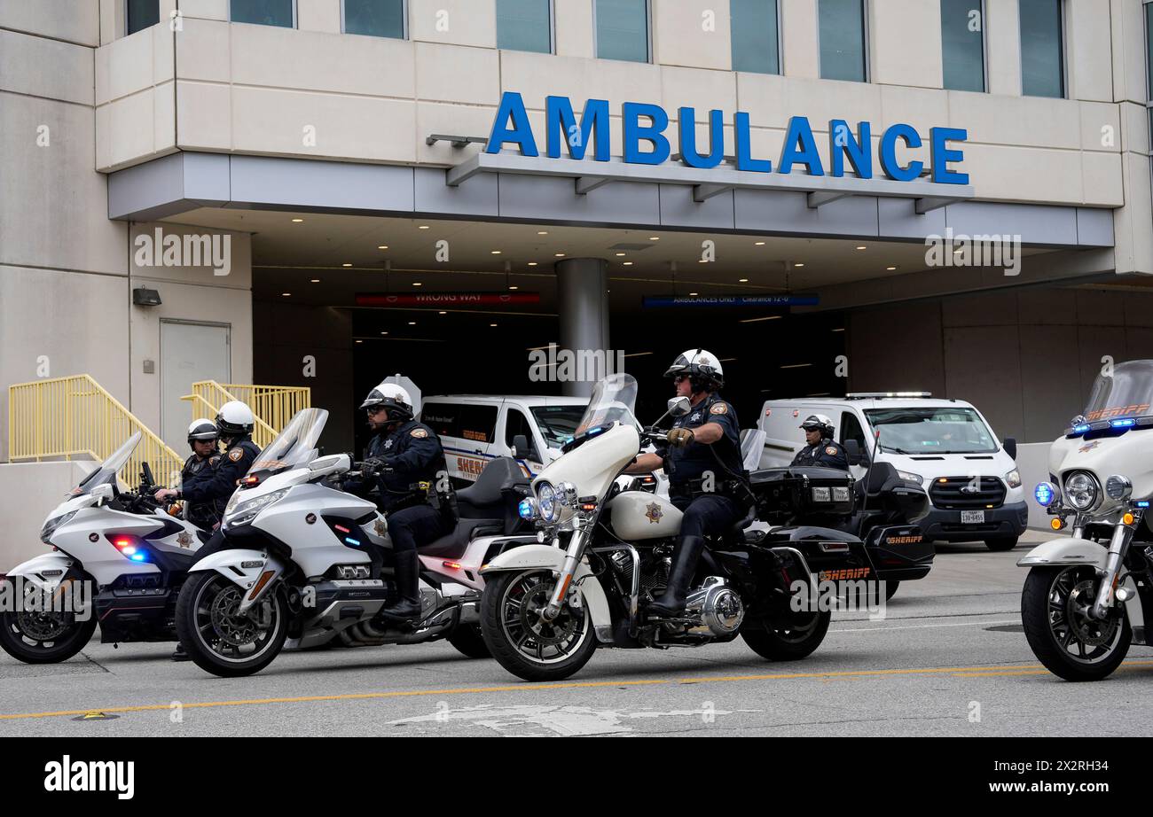 A procession for fallen Harris County Sheriff's Deputy John Hampton Coddou takes off from Memorial Hermann Medical Center to Harris County Institute of Forensic Sciences, Tuesday, April 23, 2024, in Houston. The deputy was struck by a vehicle while responding to a crash on Highway 99 and Cumberland Ridge Drive in Cypress, Texas. He was transported by Life Flight in critical condition to Memorial Hermann where he later died. (Yi-Chin Lee/Houston Chronicle via AP) Stockfoto