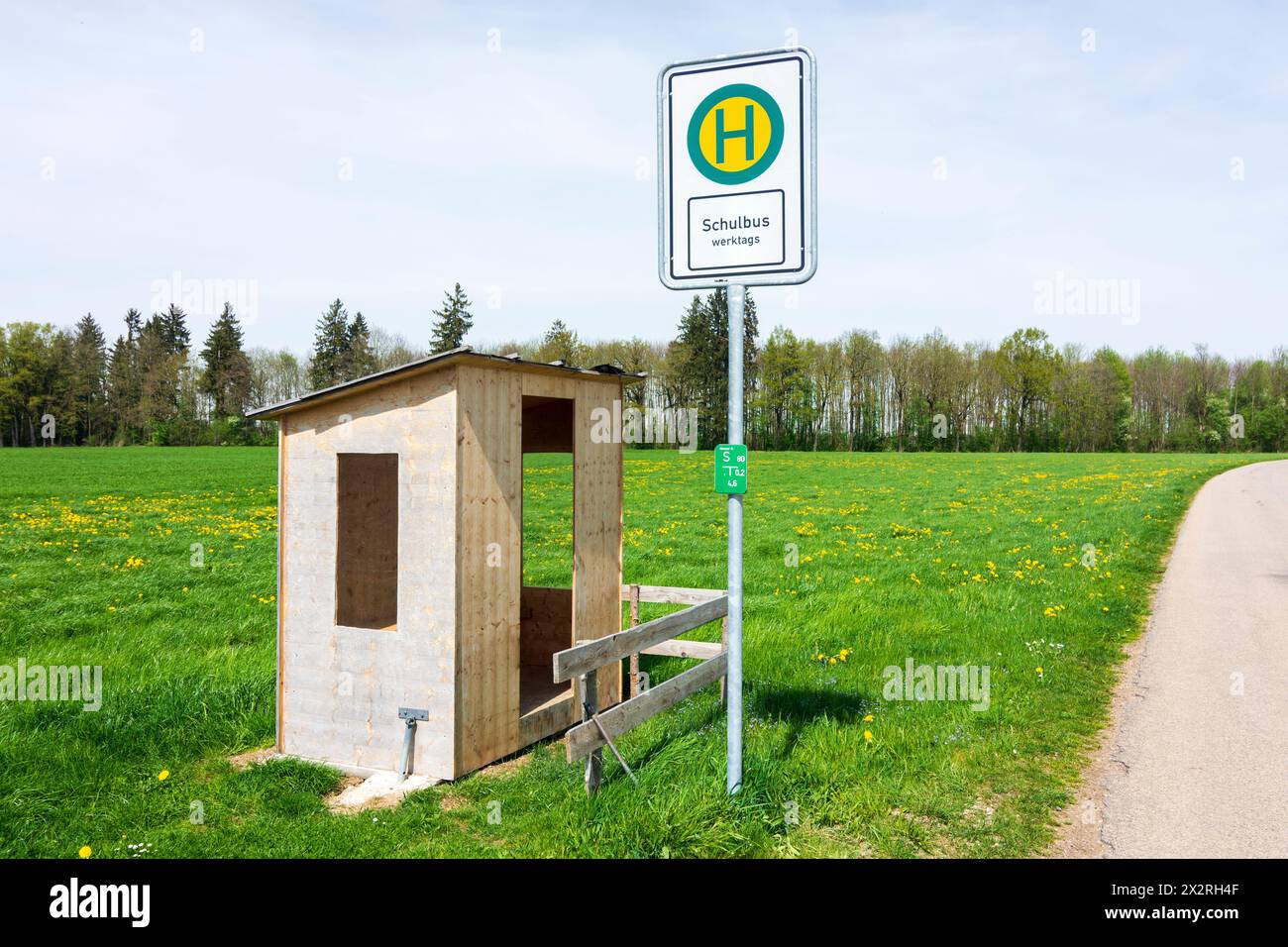 Tal: Bushaltestelle für Schulbus mit kleiner Holzunterkunft in Oberbayern, Tegernsee Schliersee, Oberbayern, Bayern, Bayern, Deutschland Stockfoto