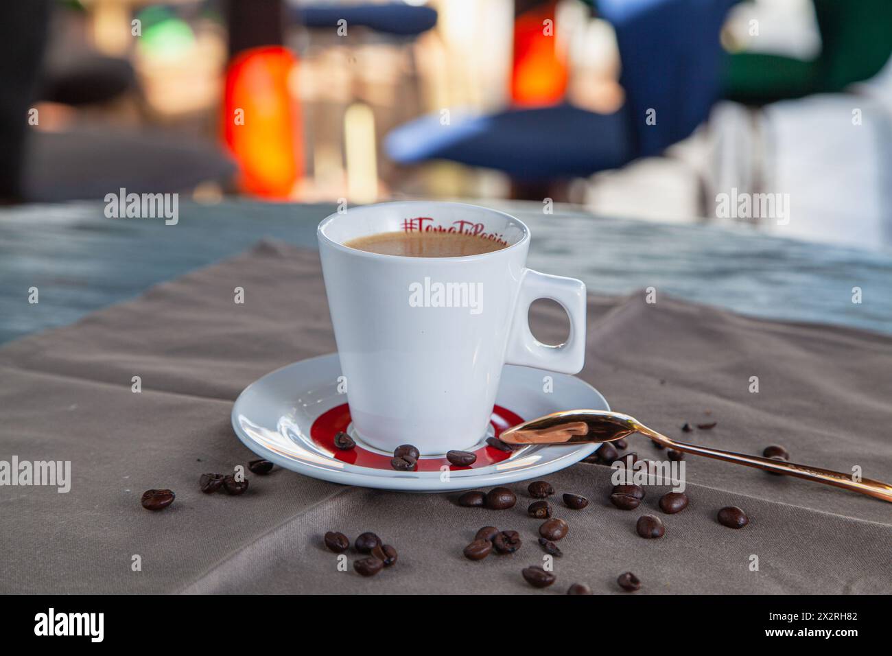 Eine Tasse Kaffee, um den Tag mit Energie zu beginnen. Stockfoto