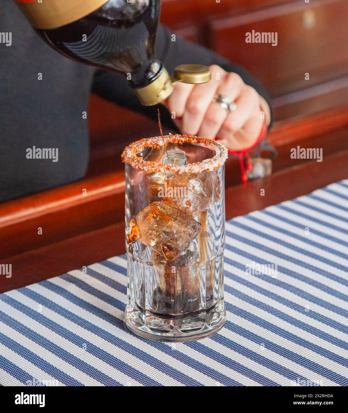Bereiten Sie sich darauf vor, eine köstliche Bloody mary zu probieren, um sich in dieser heißen Jahreszeit abzukühlen. Stockfoto