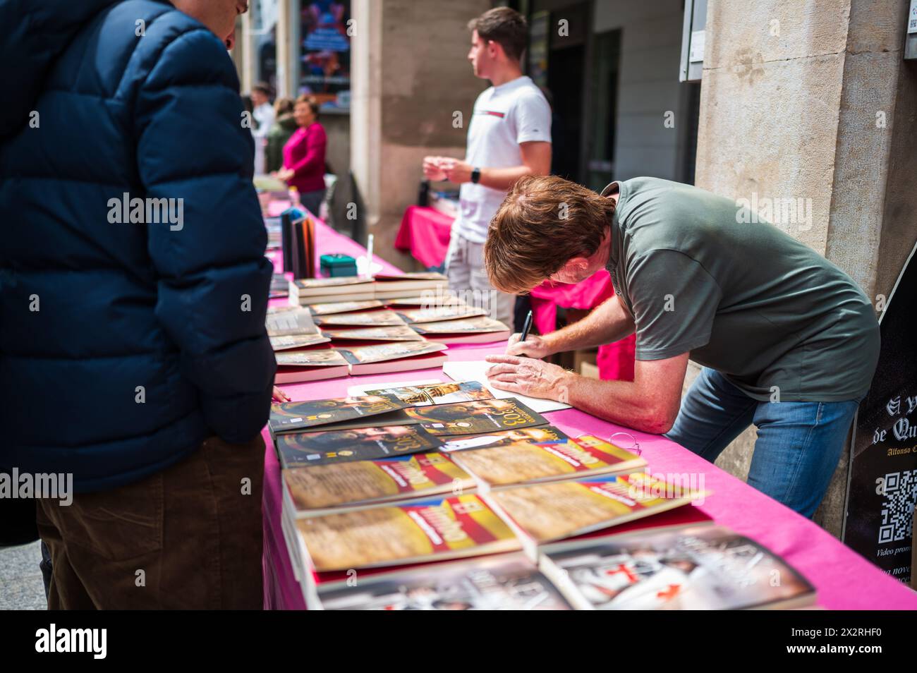 Autoren signieren ihre Bücher über Paseo Independencia während der Feier des St. Georgs (San Jorge) in Saragossa, Aragonien, Spanien Stockfoto