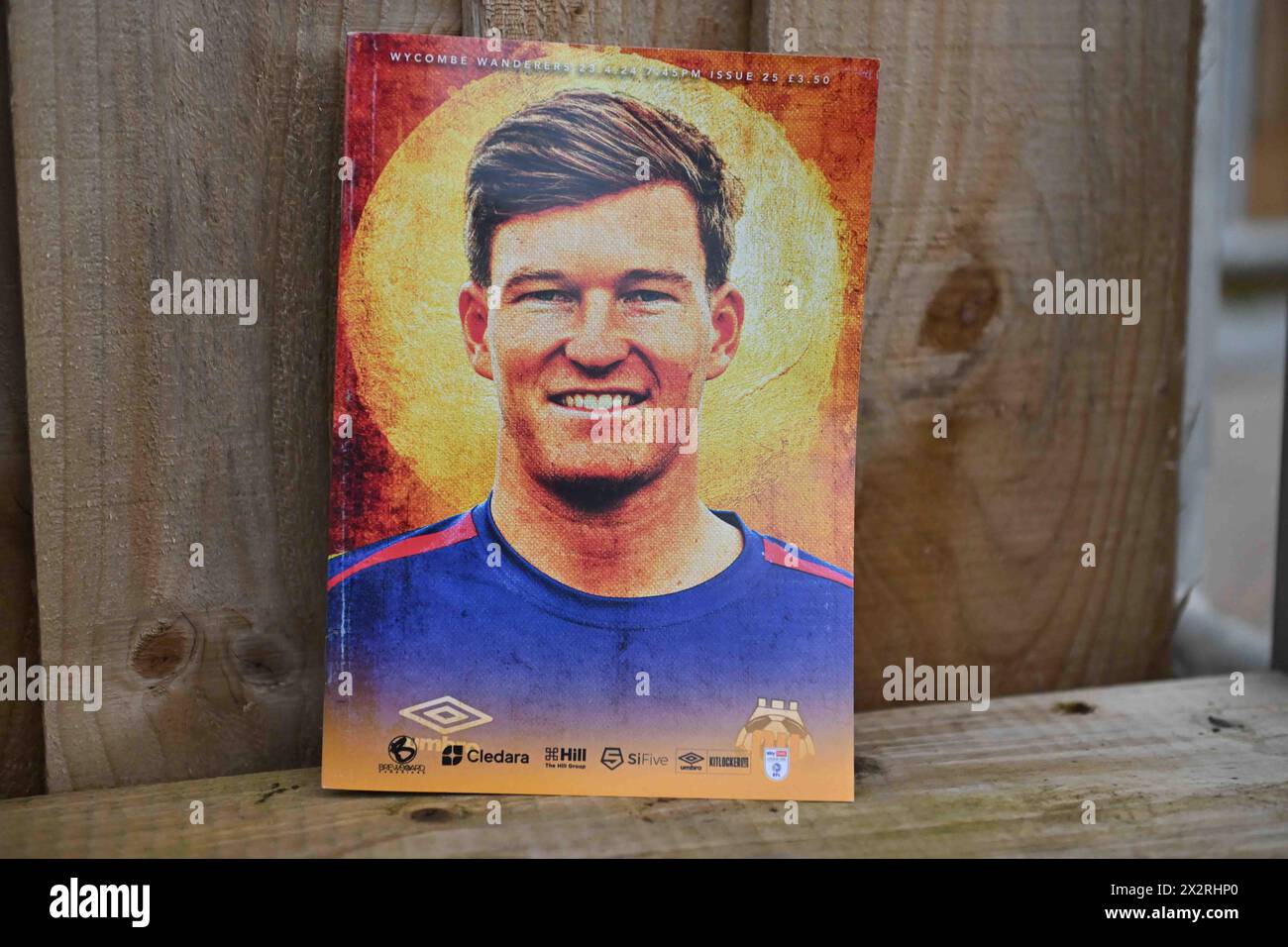 Match Day-Programm Cover während des Spiels der Sky Bet League 1 zwischen Cambridge United und Wycombe Wanderers im Cledara Abbey Stadium, Cambridge am Dienstag, den 23. April 2024. (Foto: Kevin Hodgson | MI News) Credit: MI News & Sport /Alamy Live News Stockfoto