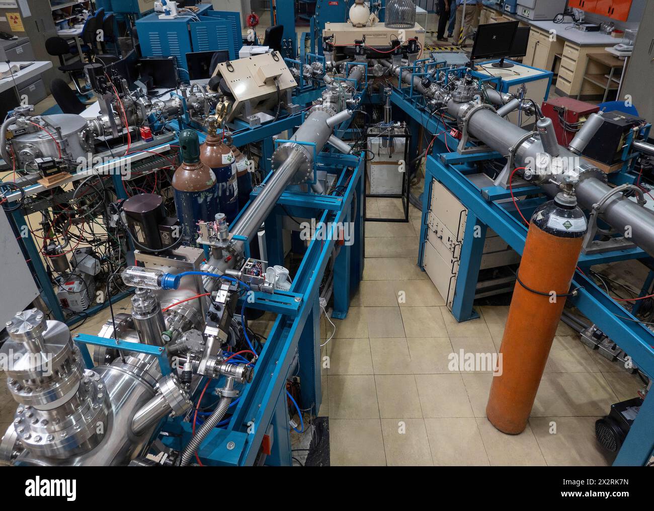 Teilchenbeschleuniger-Ausrüstung im Physiklabor der Universität Stockfoto