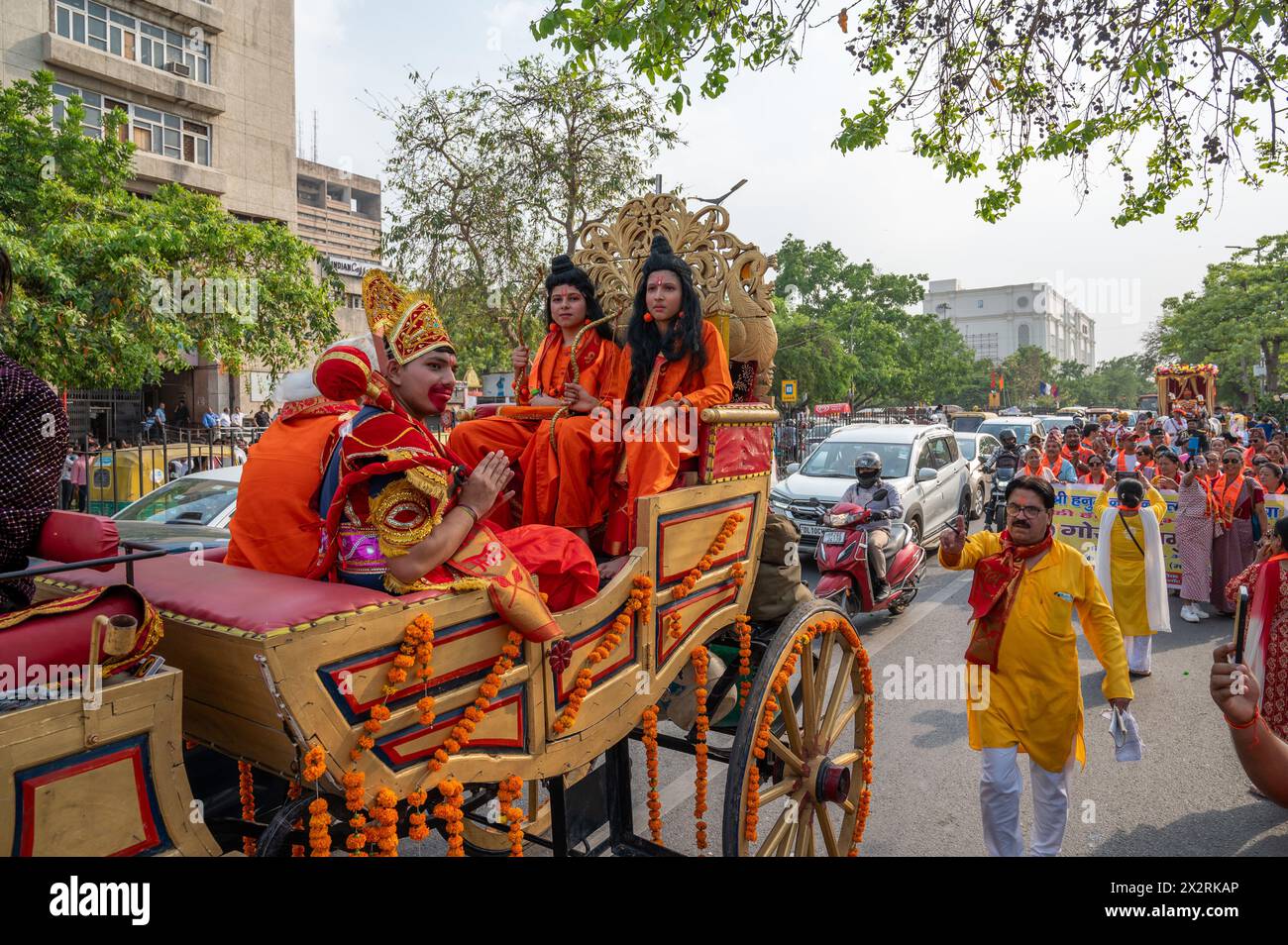 Neu-Delhi, Indien. April 2024. Devotees, verkleidet als die Hindugötter RAM, Lakshman und Hanuman, sitzen auf einem Pferdewagen während der Hanuman Jayanti-Prozession am Connaught Place. Hanuman Jayanti ist ein hinduistisches Festival, das die Geburt von Lord Hanuman feiert, einer der verehrtesten Gottheiten im Hinduismus. (Credit Image: © Pradeep Gaur/SOPA Images via ZUMA Press Wire) NUR REDAKTIONELLE VERWENDUNG! Nicht für kommerzielle ZWECKE! Stockfoto