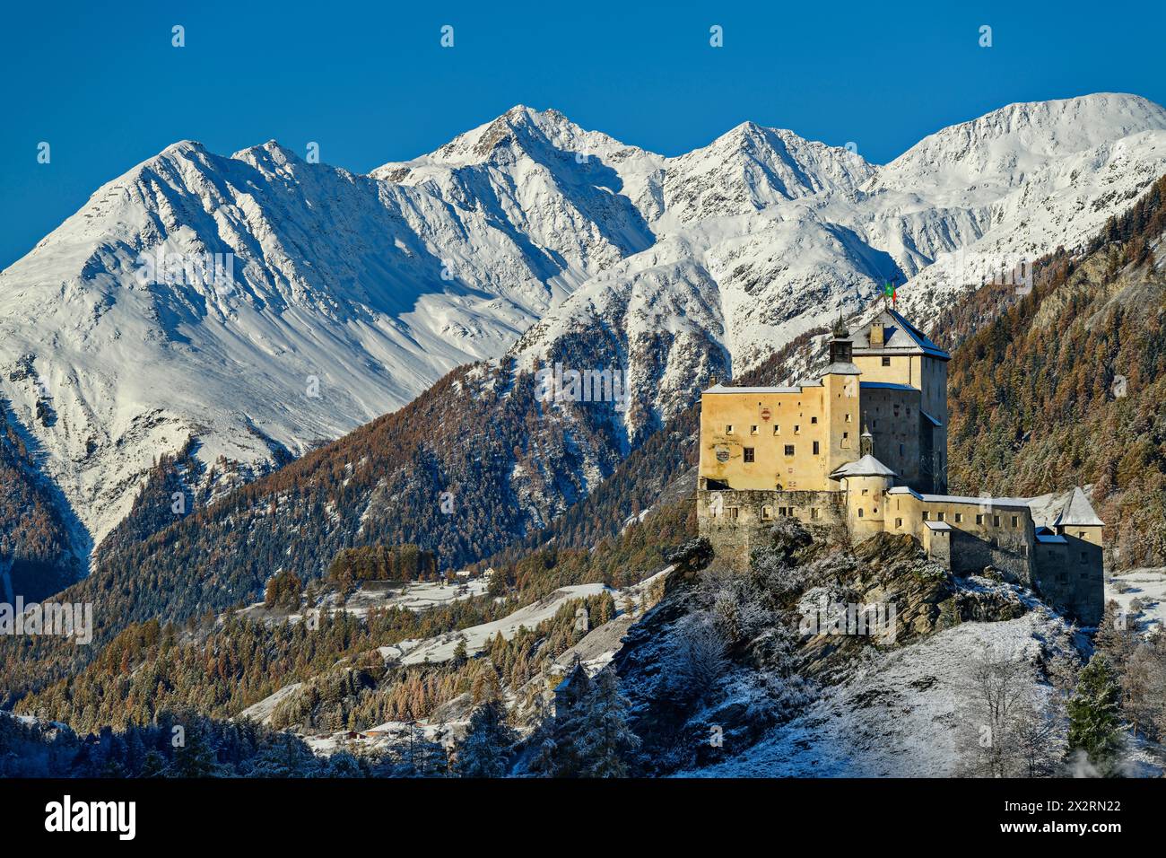 Schloss Tarasp in der Nähe der schneebedeckten Silvretta-Alpen, Tarasp, Unterengadin, Engadin, Graubünden, Schweiz Stockfoto