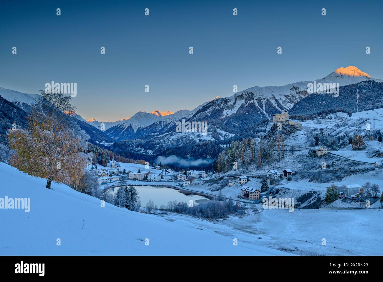 Schloss und See in der Nähe der Silvretta Alpen bei Sonnenaufgang, Unterengadin, Engadin, Graubünden, Schweiz Stockfoto