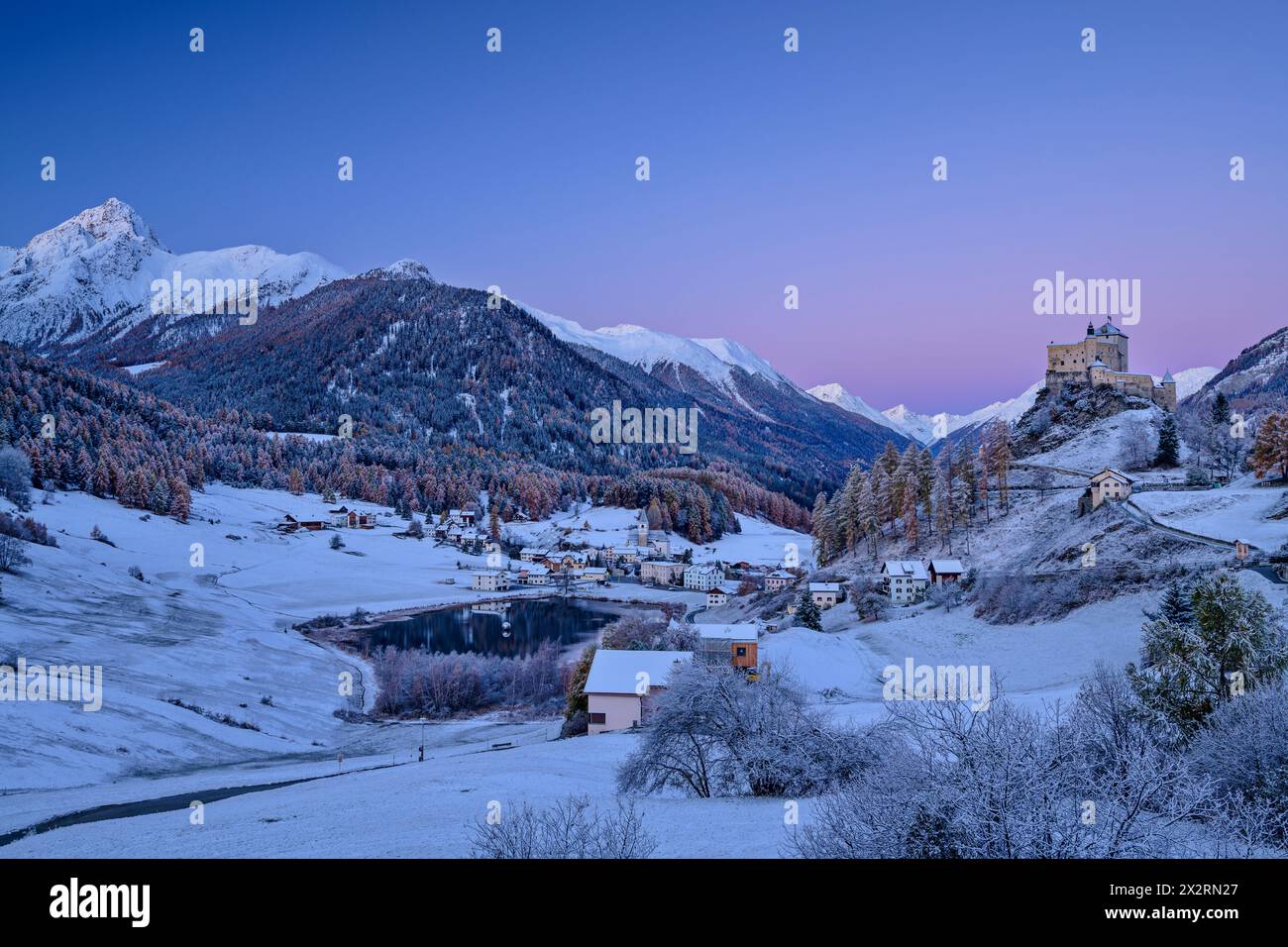 Burg von Tarasp und See in der Nähe der Sesvenna Alpen bei Sonnenaufgang, Unterengadin, Engadin, Graubünden, Schweiz Stockfoto