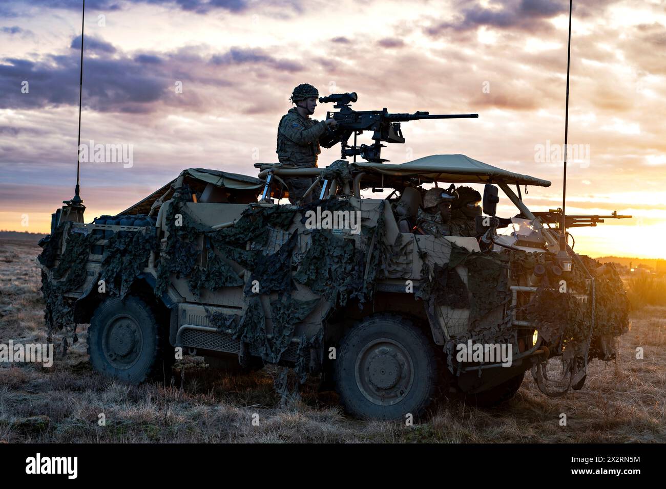 Drawsko Pomorskie, Polen. 24. Februar 2024. Britische Soldaten, die der 7. Leichten mechanischen Brigade Combat Team Patrouille in einem gepanzerten Fahrzeug des Schakals während der von Polen geführten Dragon-24-Militärübung auf dem Drawsko Training Ground am 24. Februar 2024 in Drawsko Pomorskie, Polen, zugewiesen wurden. Quelle: SFC Kyle Larsen/US Army Photo/Alamy Live News Stockfoto