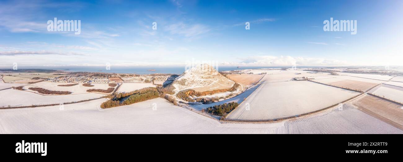 Großbritannien, Schottland, North Berwick, Luftaufnahme des North Berwick Law Hill und der umliegenden Felder im Winter Stockfoto