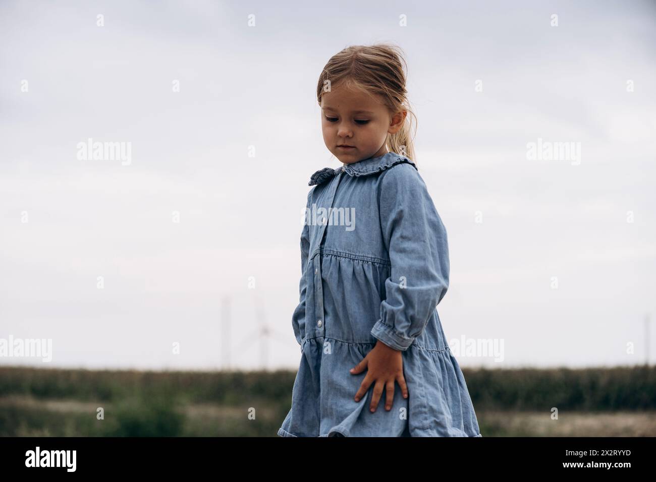 Niedliches Mädchen mit Denim-Kleid Stockfoto