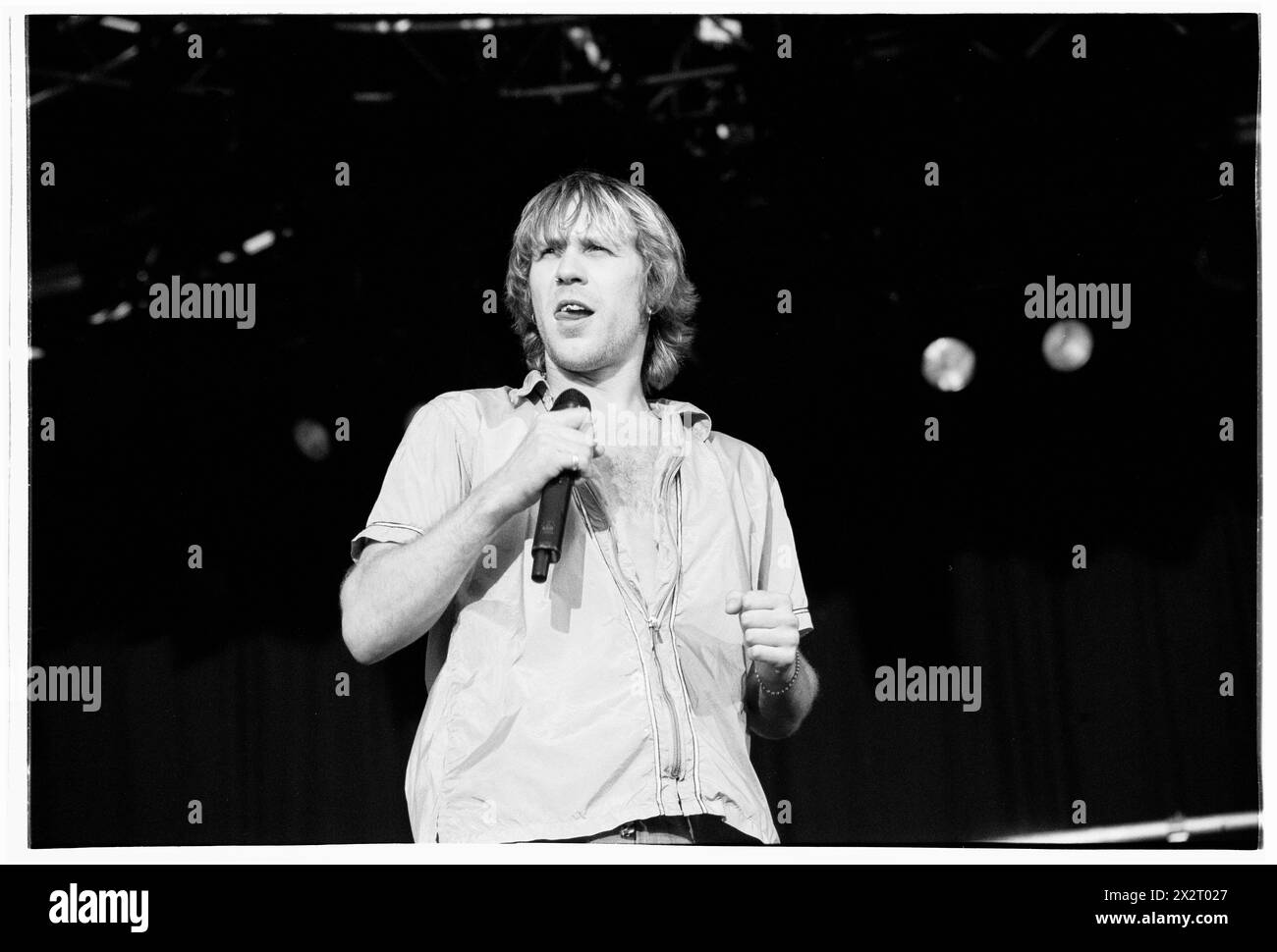 TERRORVISION, READING FESTIVAL, 1999: Sänger Tony Wright von Terrorvision in der Hauptbühne beim Reading Festival, England, Großbritannien am 29. August 1999. Foto: Rob Watkins. INFO: Terrorvision, eine britische Rockband, die 1988 gegründet wurde, gewann in den 90er Jahren mit Hits wie Tequila und Oblivion an Popularität. Ihre energiegeladenen Auftritte und einladenden Hooks machten sie zu einem Grundpfeiler der alternativen Musikszene der Epoche. Stockfoto