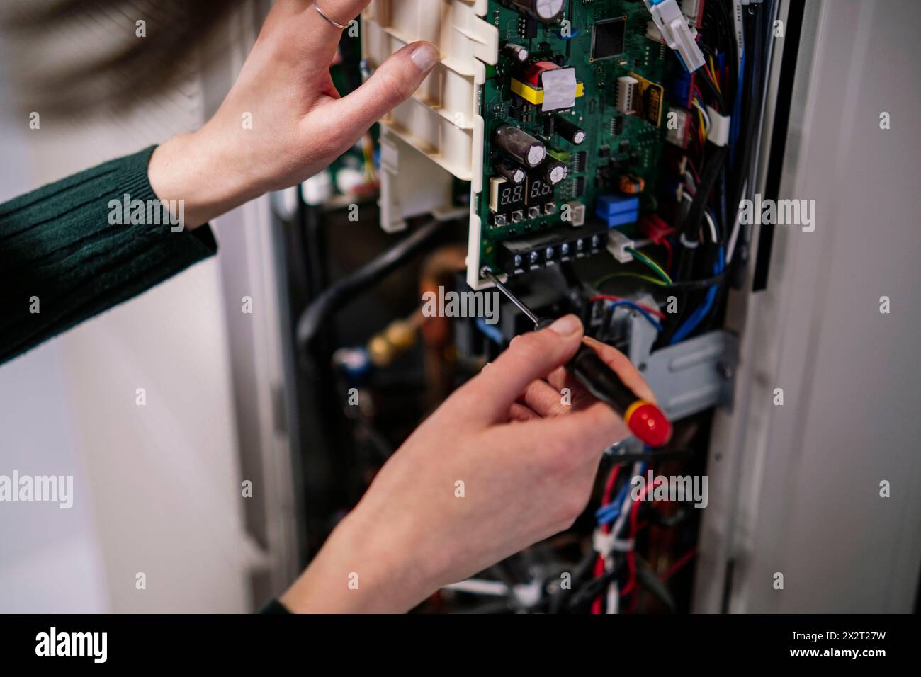 Hände des Technikers, der den Router im Serverraum repariert Stockfoto