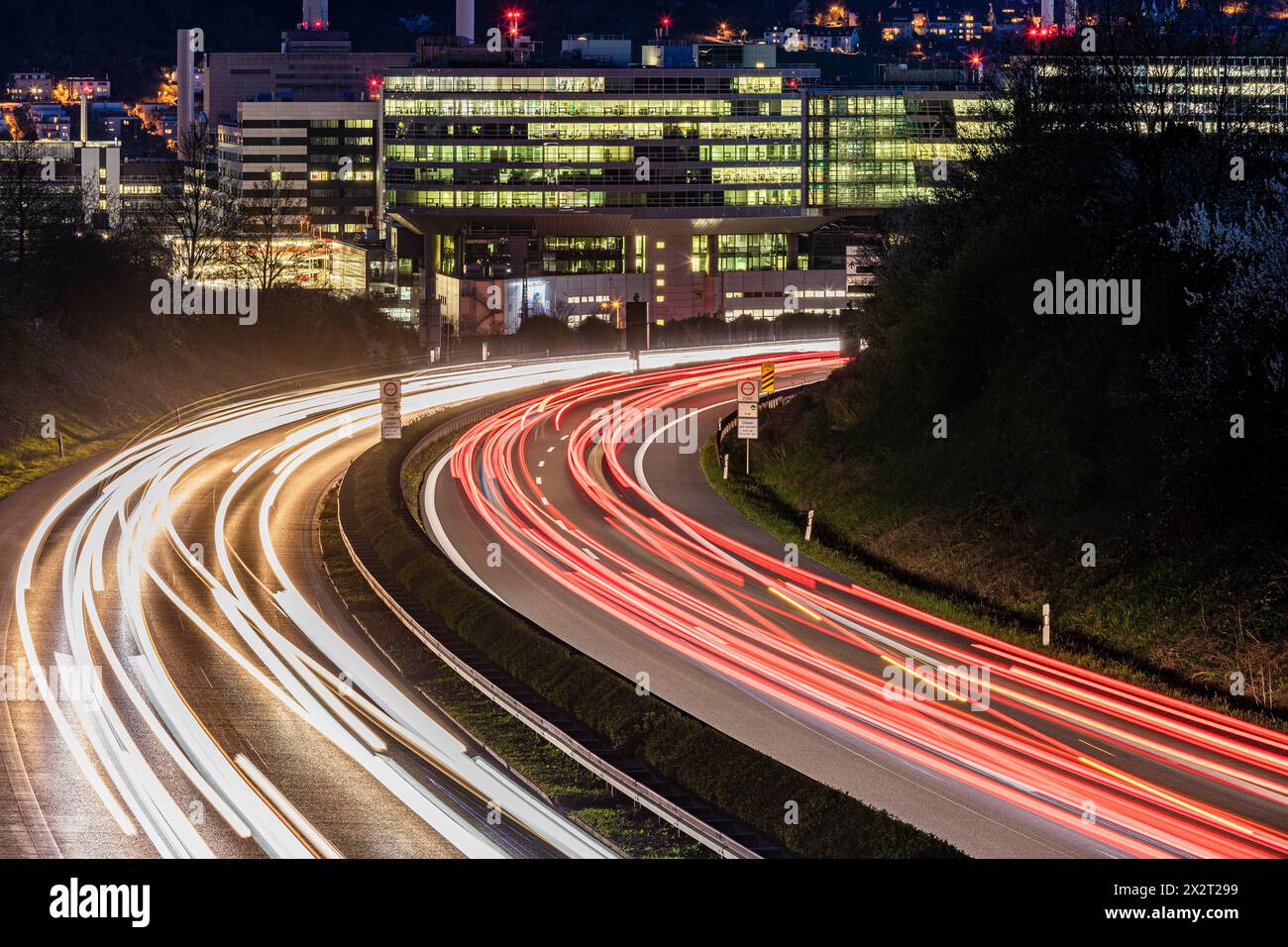 Deutschland, Baden-Württemberg, Stuttgart, Fahrzeuglichtwege entlang der Bundesstraße 14 bei Nacht Stockfoto