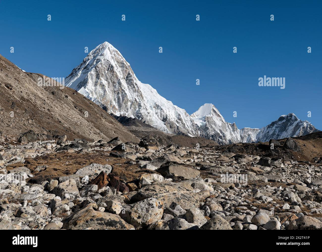 Nepal, Khumbu, Khumbu-Gletscher mit Pumori-Berg im Hintergrund Stockfoto