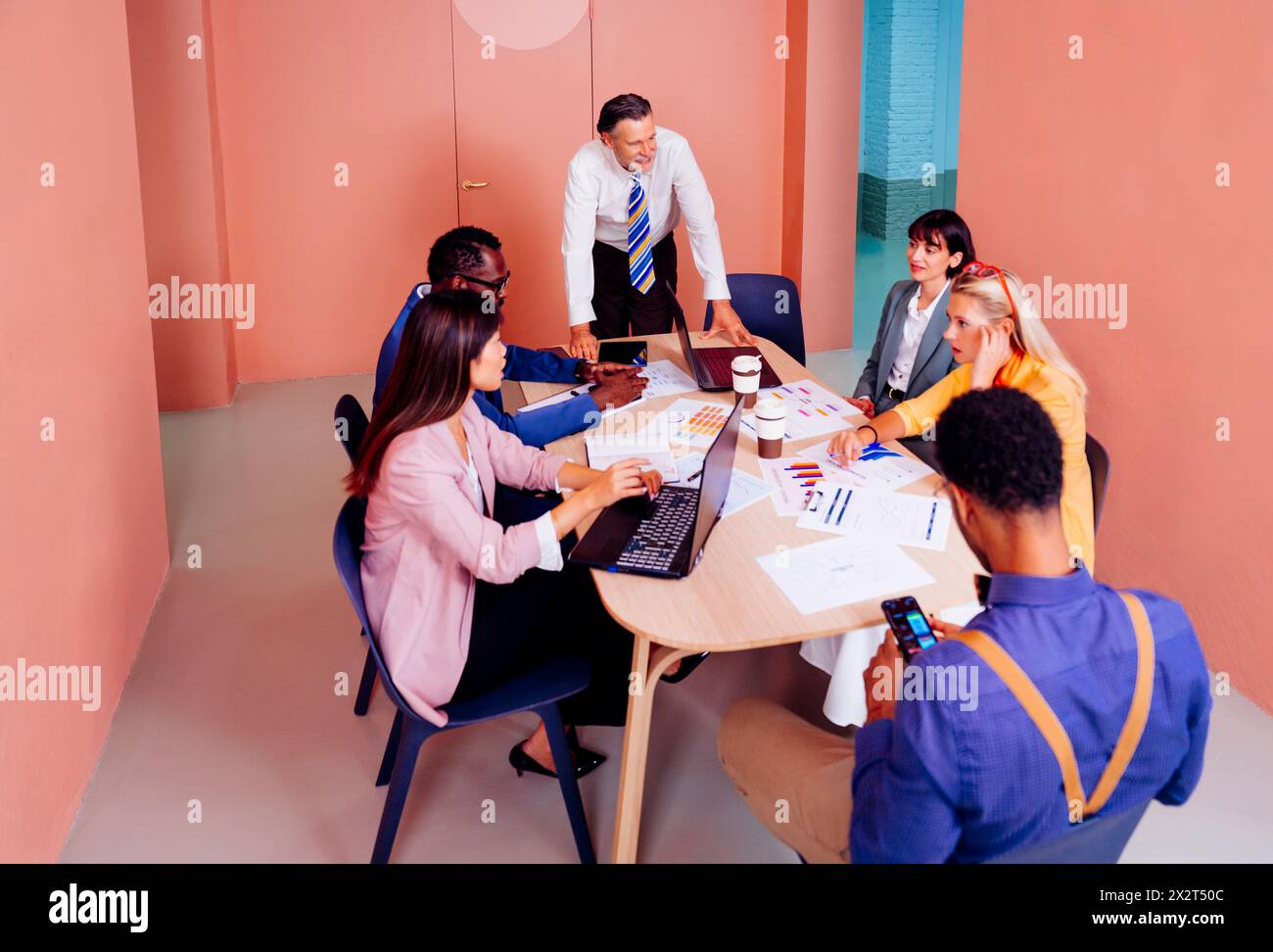 Multi-ethnische Unternehmensteams arbeiten am Schreibtisch im Büro zusammen Stockfoto