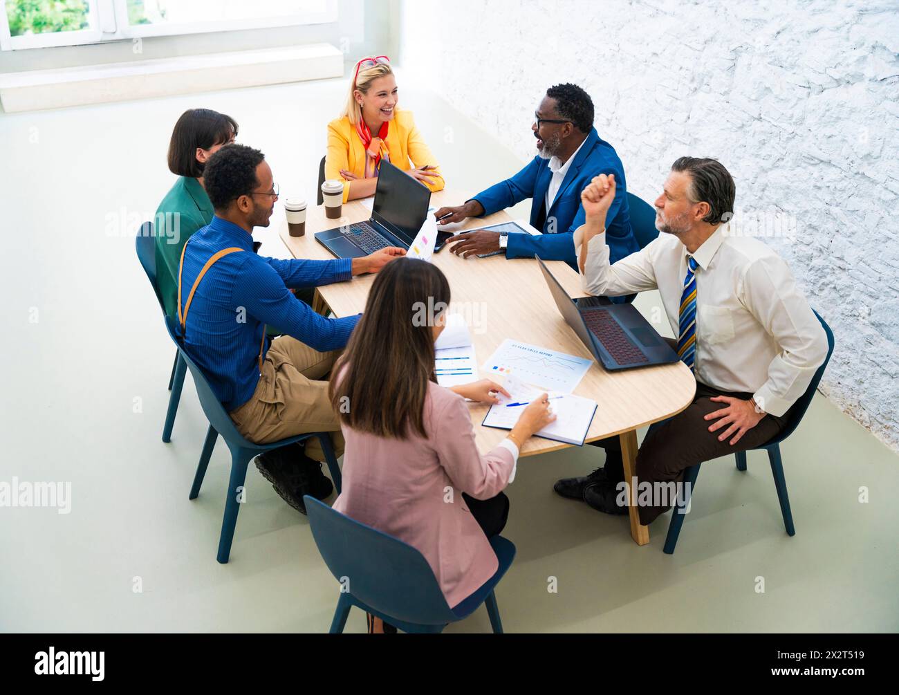 Multiethnische Geschäftskollegen diskutieren am Schreibtisch im Büro Stockfoto