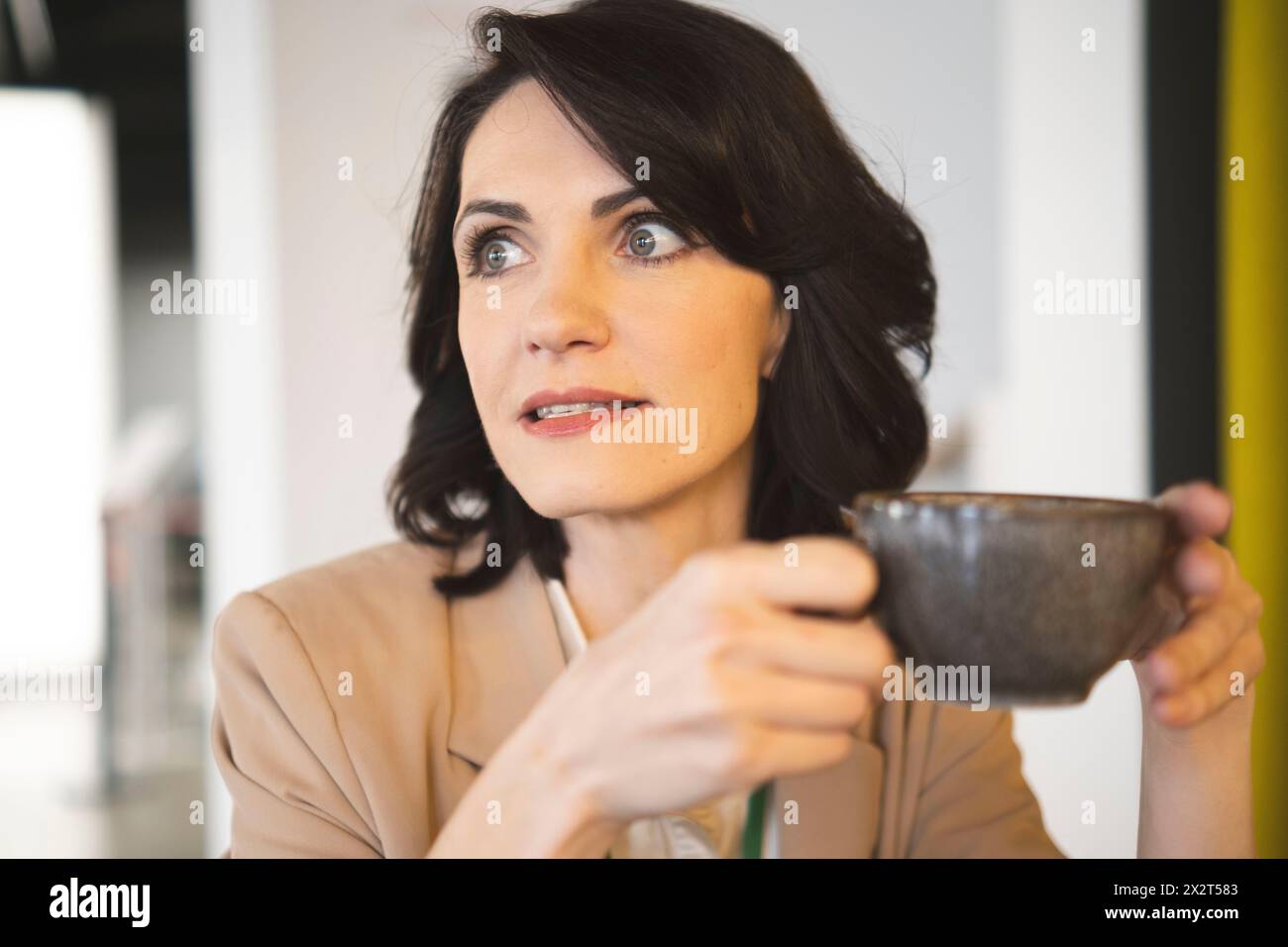 Geschäftsfrau mit Kaffeetasse im Café Stockfoto