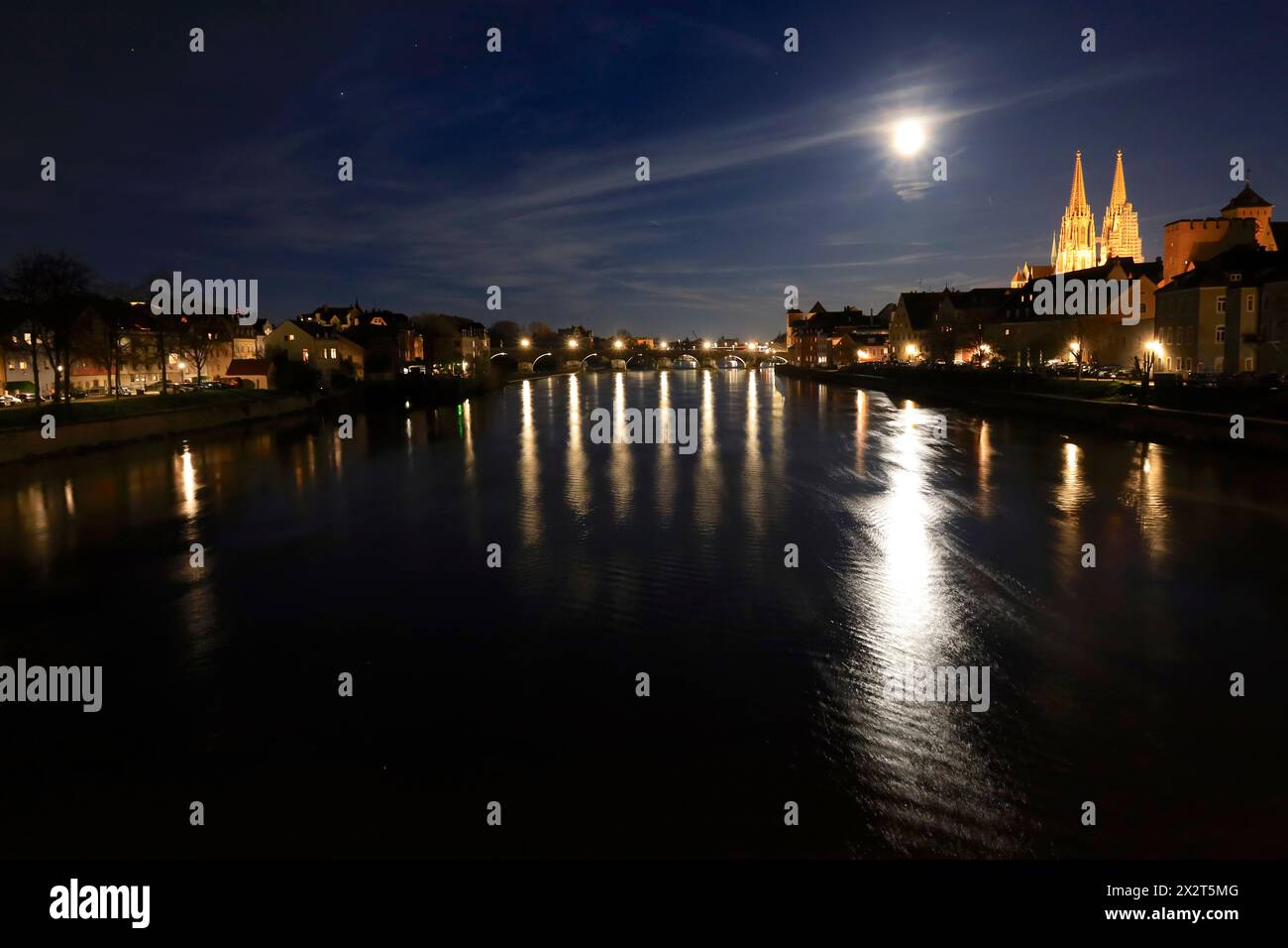 Deutschland, Bayern, Regensburg, Fluss fließt nachts durch die historische Altstadt Stockfoto