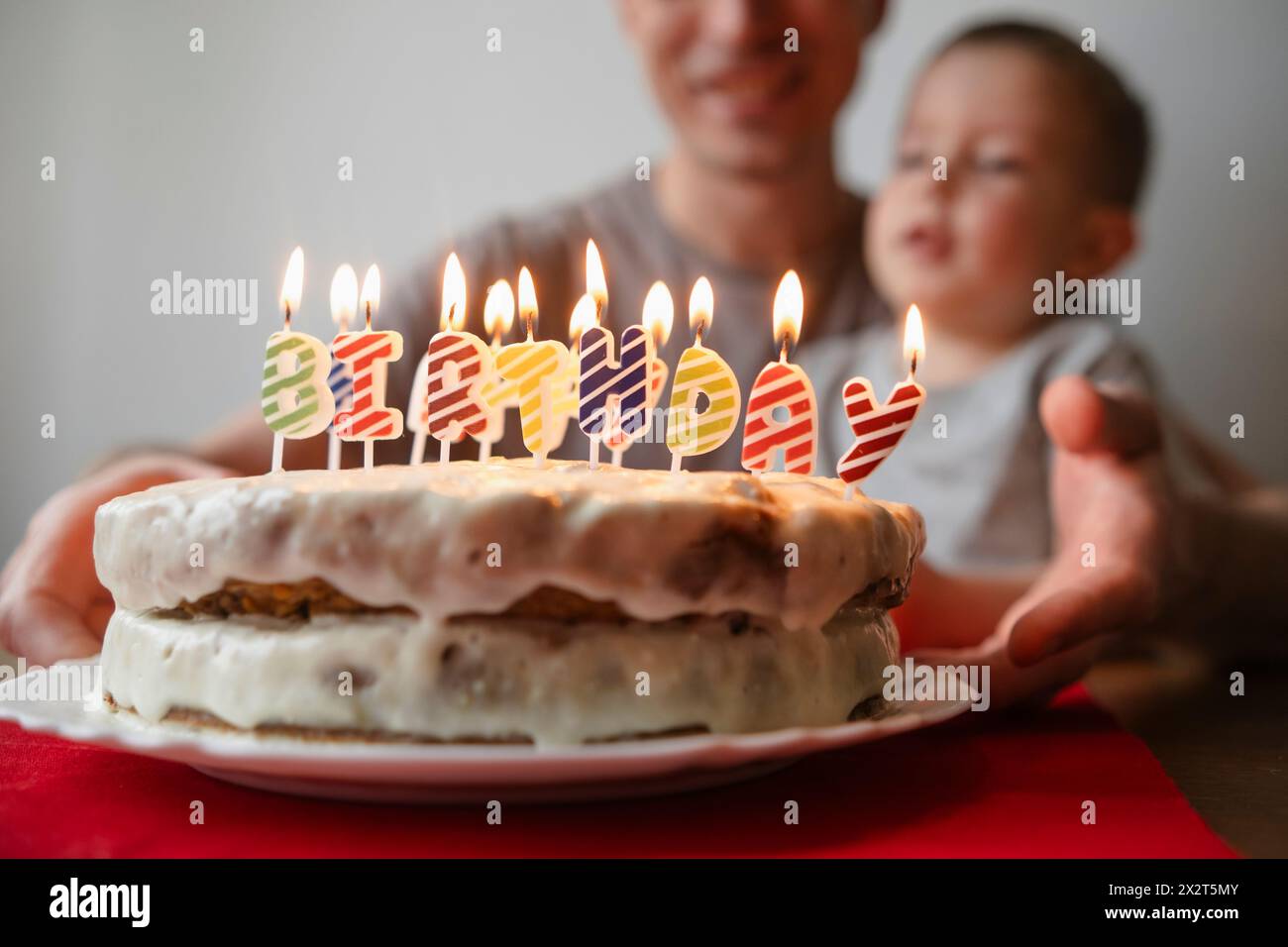 Vater und Sohn feiern zu Hause Geburtstag Stockfoto