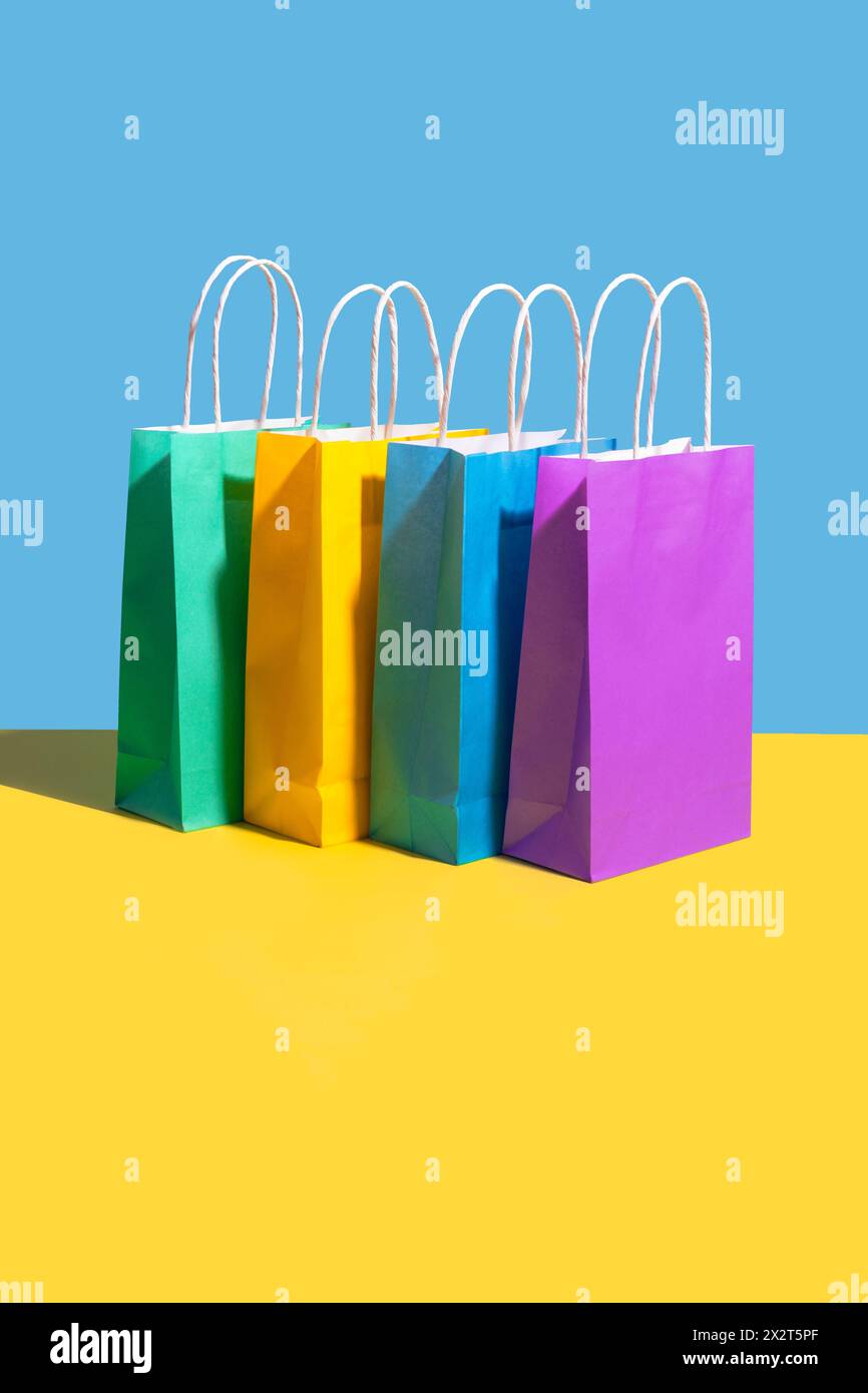 Mehrfarbige Einkaufstaschen vor farbigem Hintergrund Stockfoto