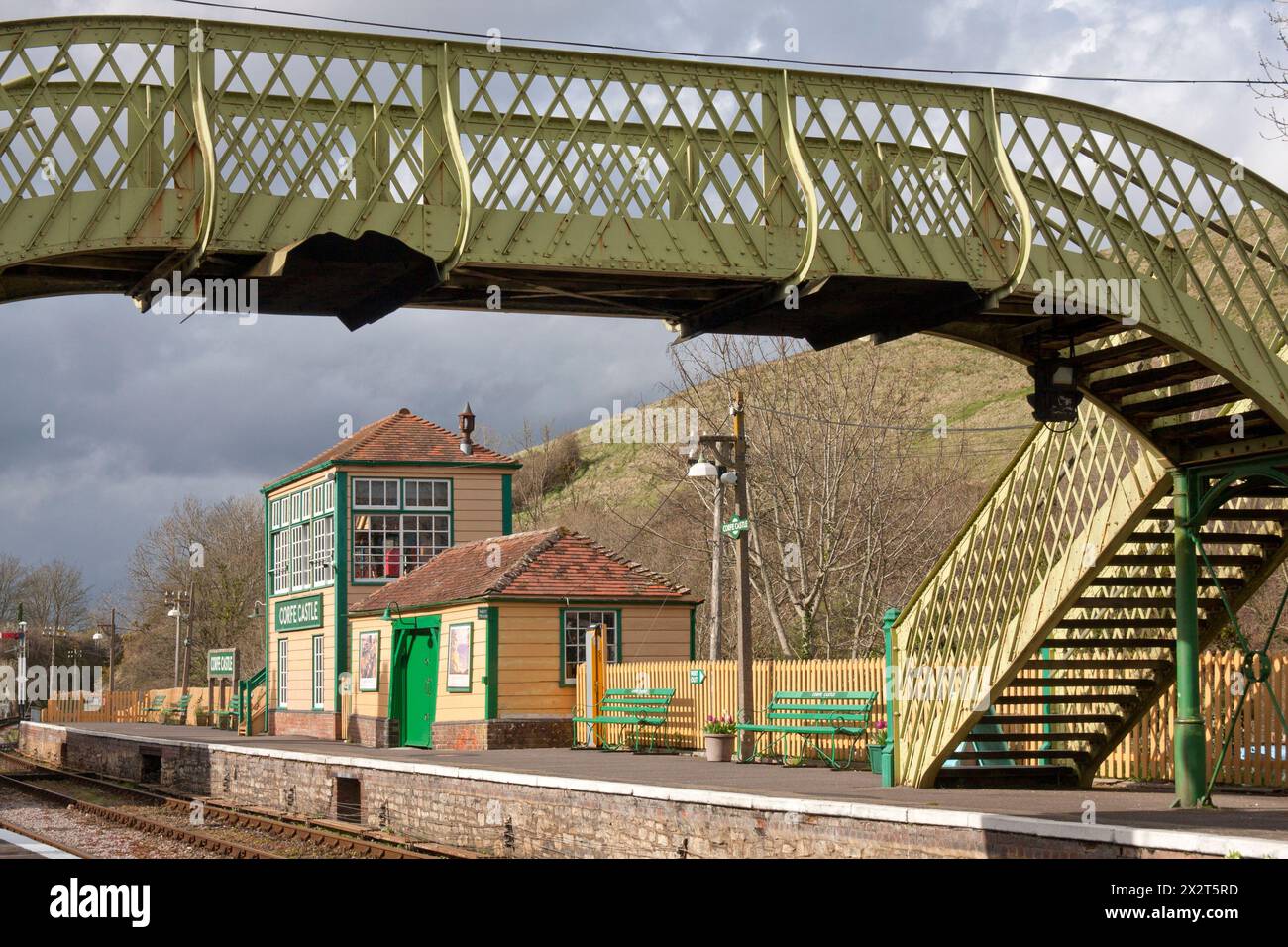 Corfe Castle Heritage Railway Station Eisenbrücke und altes Stellwerk, Isle of Purbeck, Dorset, England Stockfoto