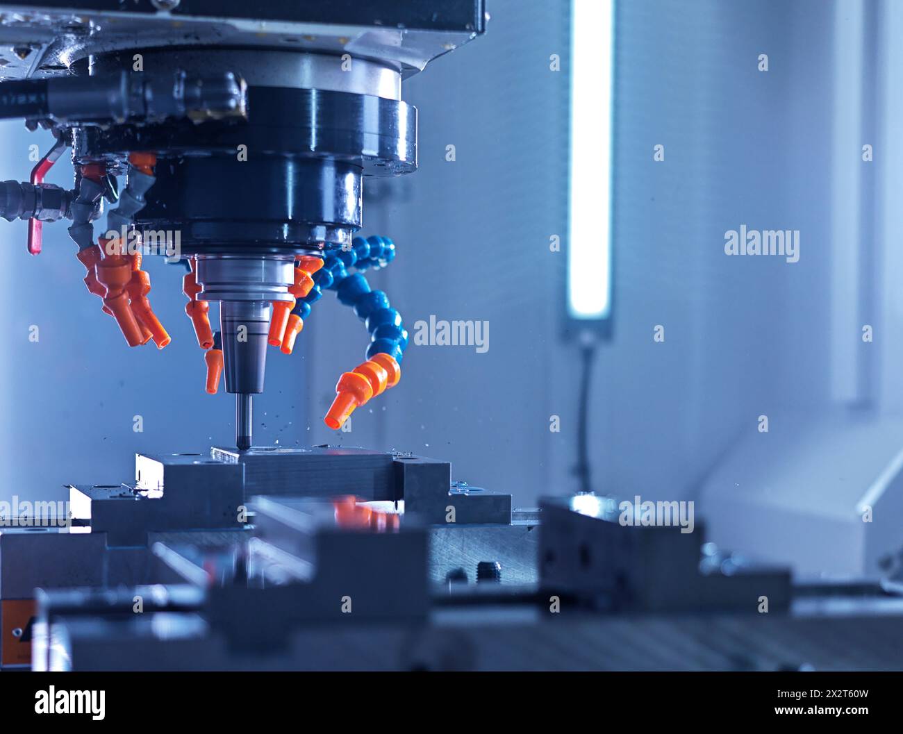 Computergesteuerte CNC-Maschine, die Metallgegenstände im Werk bohrt Stockfoto Computergesteuerte CNC-Maschine, die Metallgegenstände im Werk bohrt Stockfoto