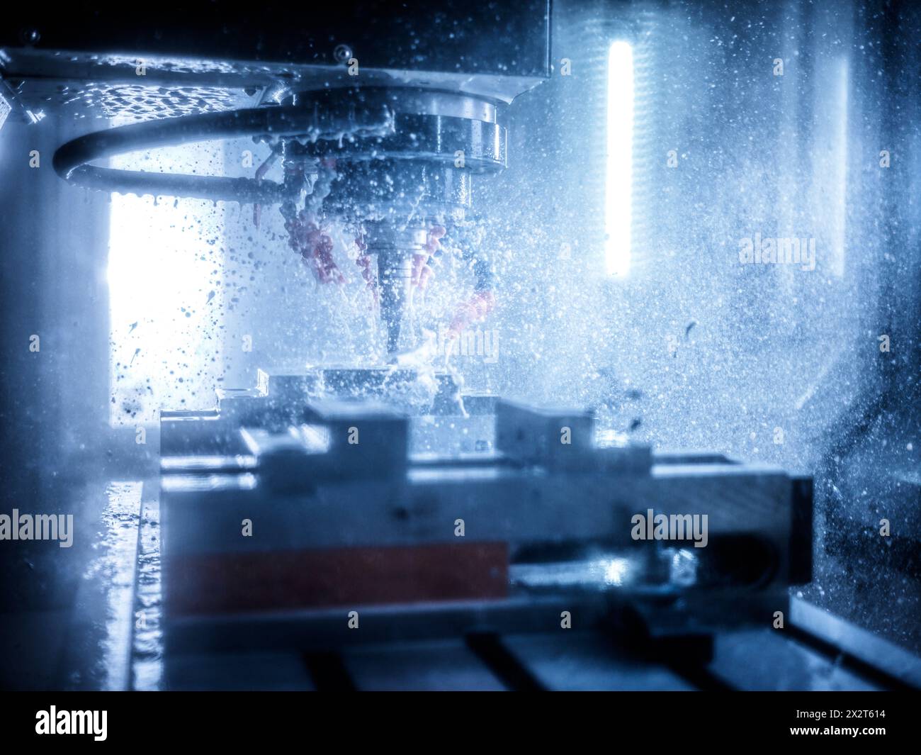 Wasserkühlung der CNC-Bohrmaschine im Werk Stockfoto