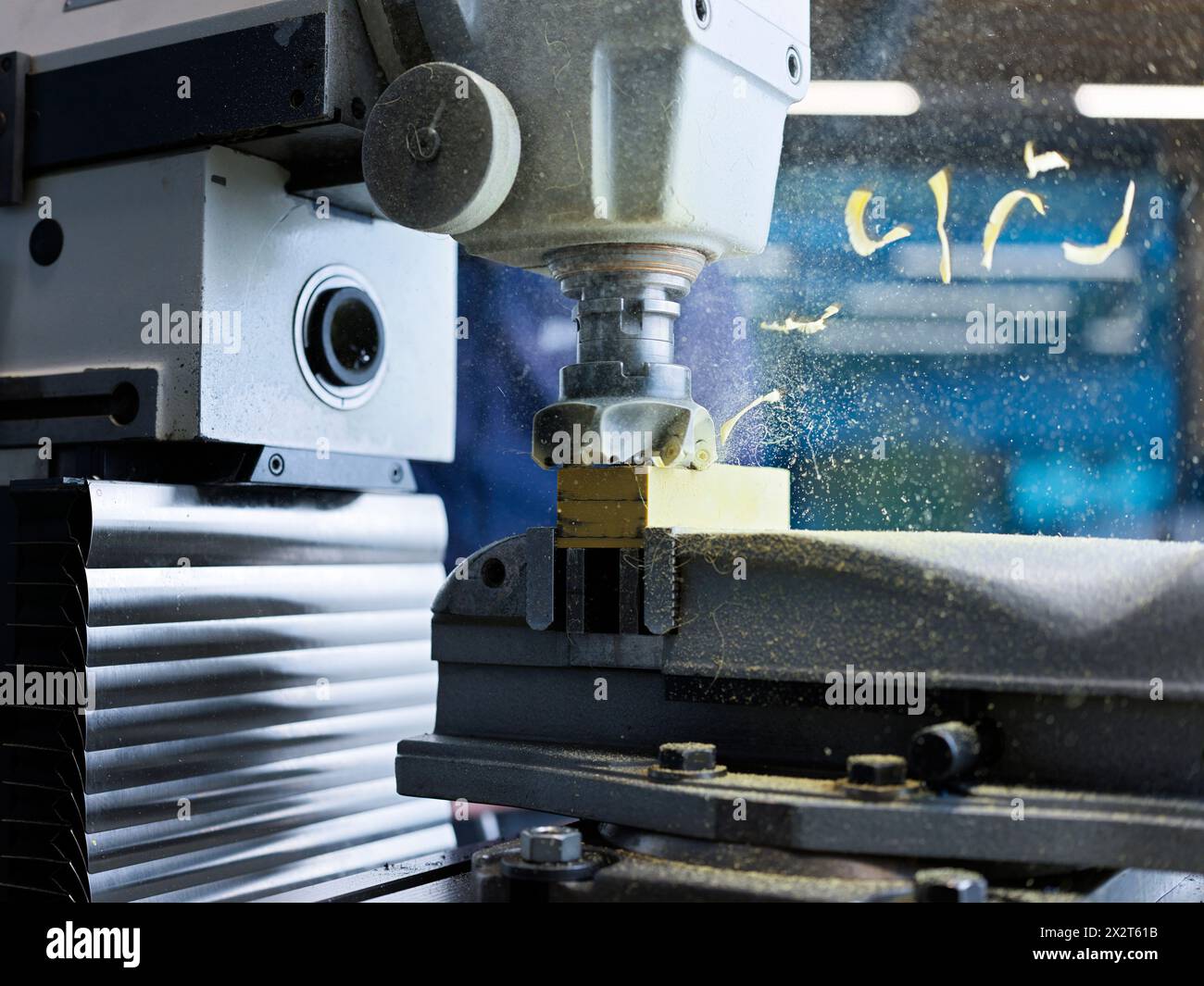 Computergesteuerte Holzschneidemaschine im Werk Stockfoto