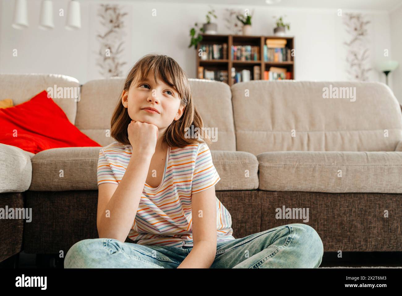 Nachdenklicher Mädchentag, der zu Hause träumt Stockfoto