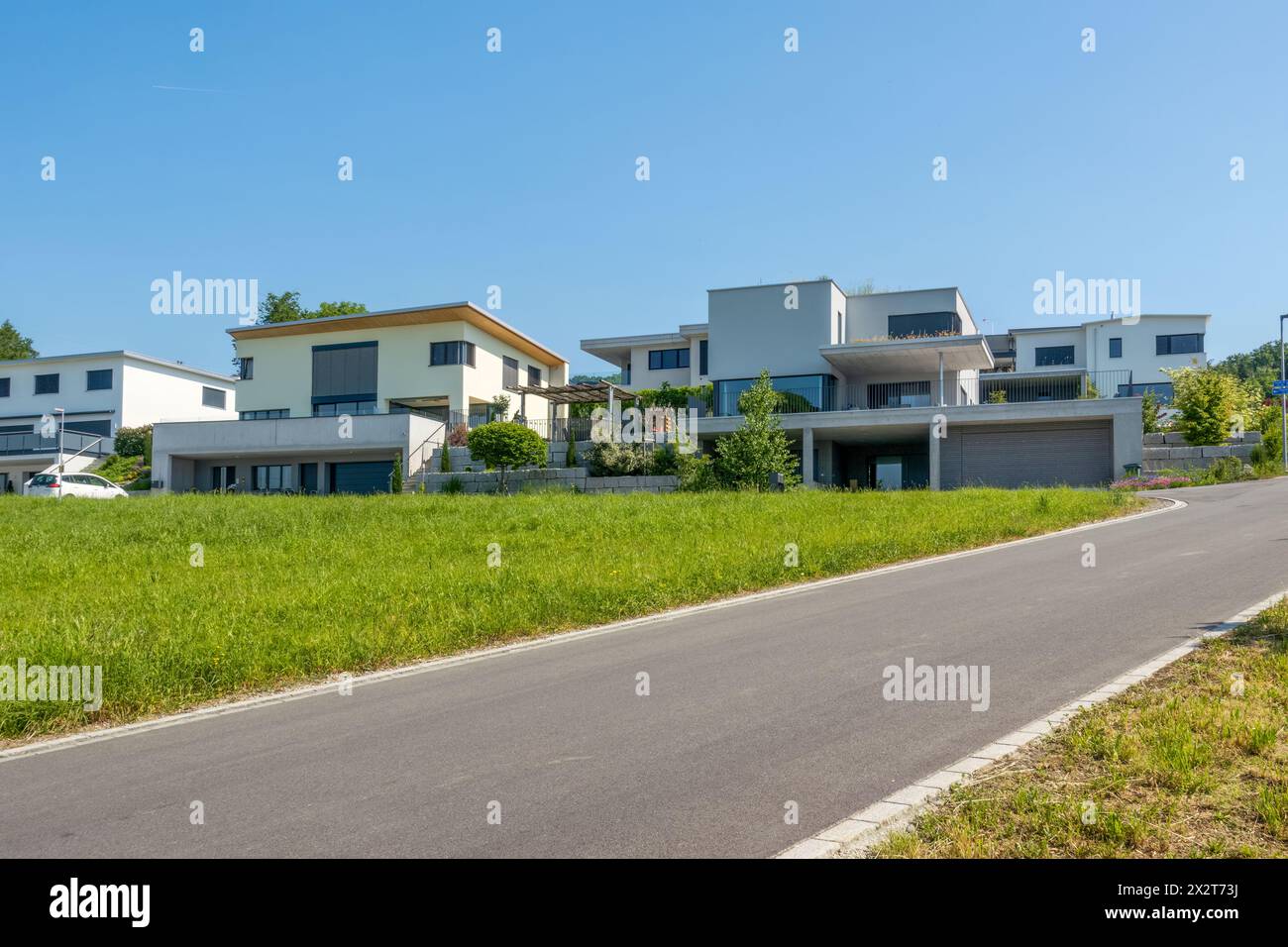 Schweiz, Kanton St. Gallen, Kaltbrunn, moderne energieeffiziente Vorstadthäuser Stockfoto