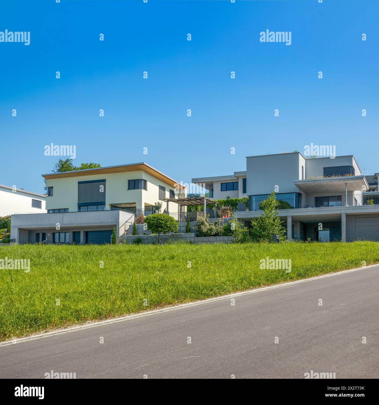 Schweiz, Kanton St. Gallen, Kaltbrunn, moderne energieeffiziente Vorstadthäuser Stockfoto