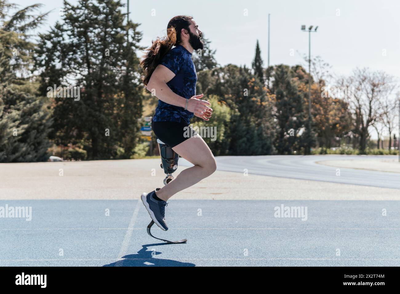 Athlet mit Kunstbein auf der Sportbahn Stockfoto