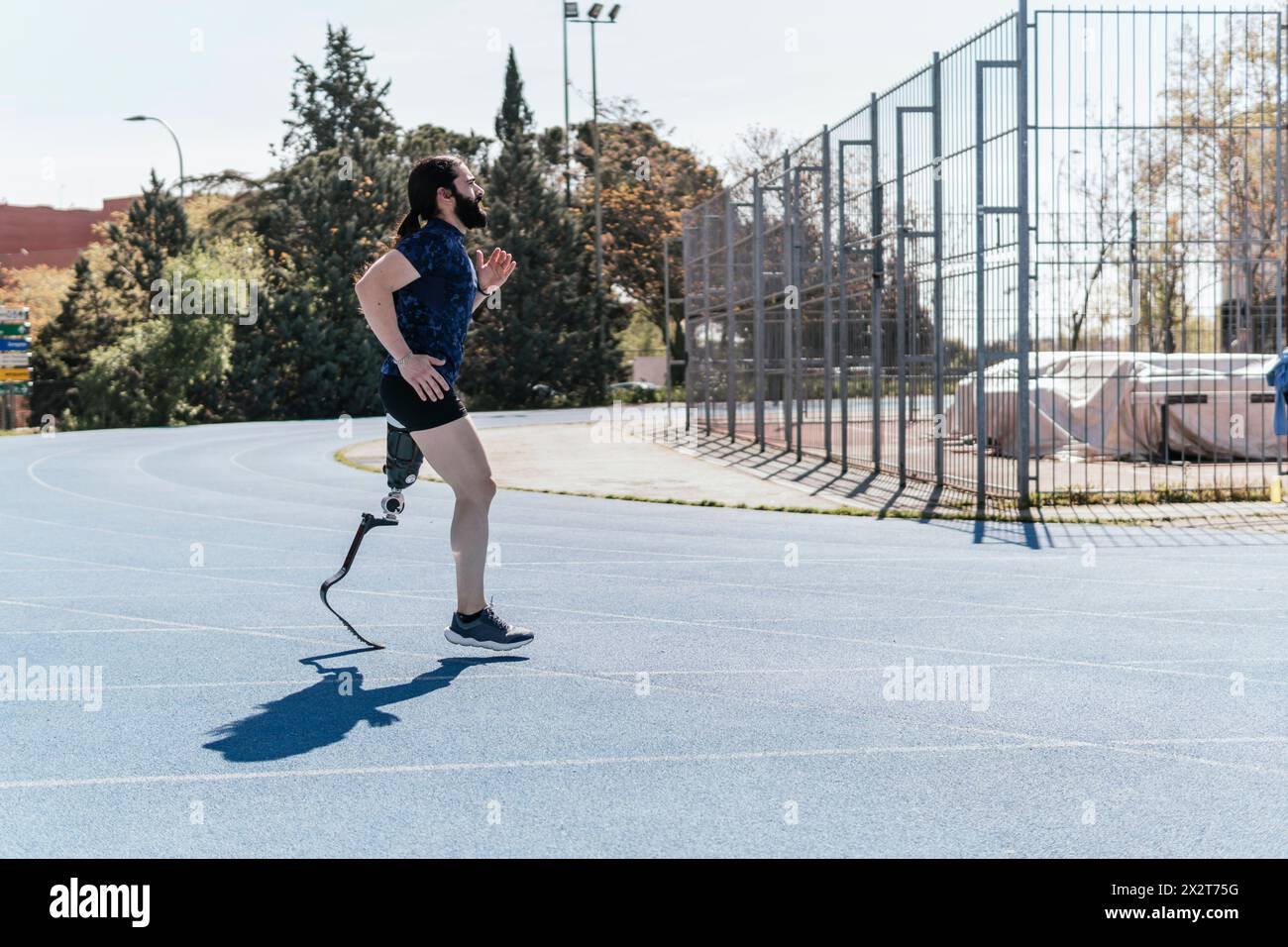 Athlet mit Behinderung läuft auf der Strecke Stockfoto